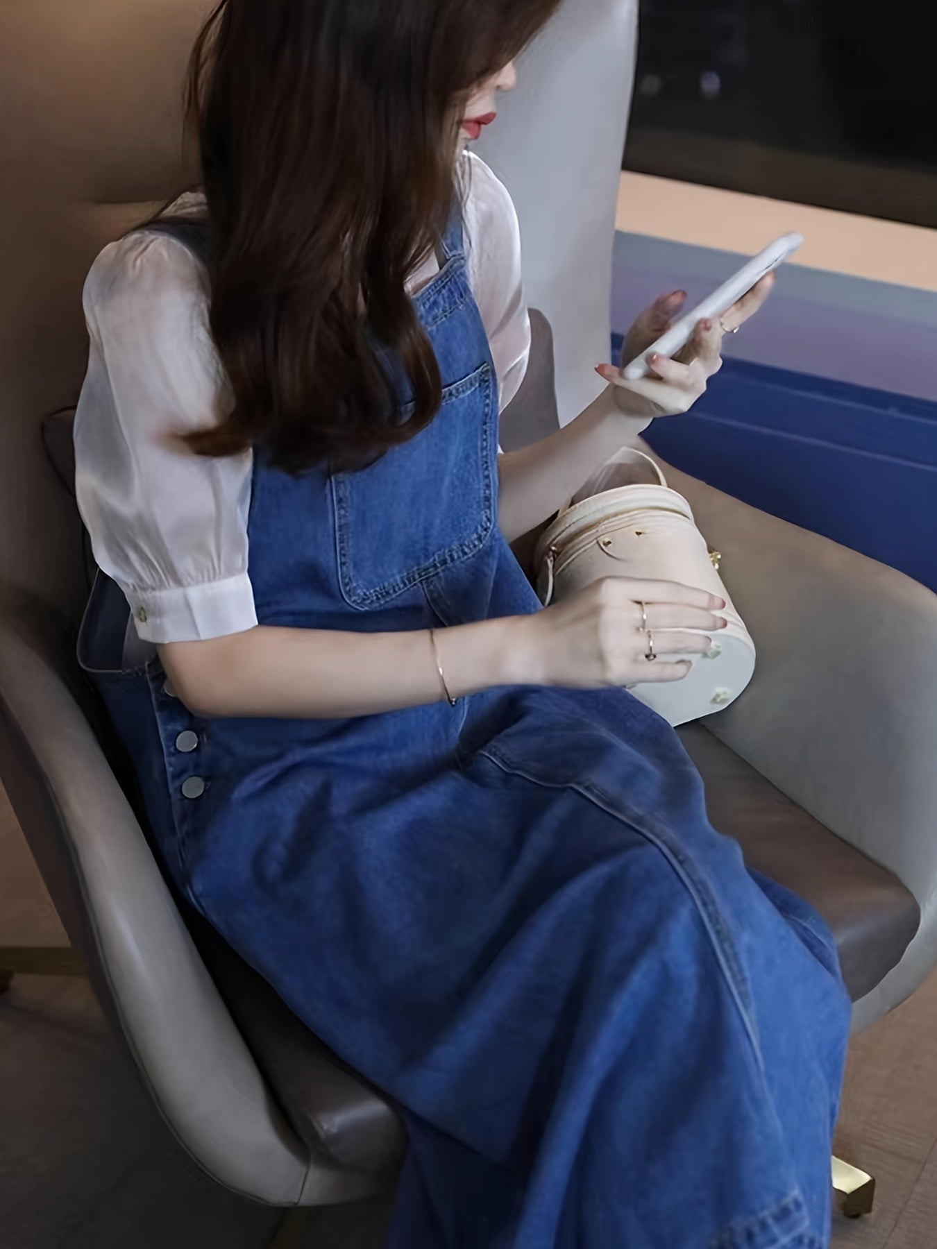 Ayollar uchun old tomonida cho'ntaklari bo'lgan keng kesimli denim overall ko'ylagi.