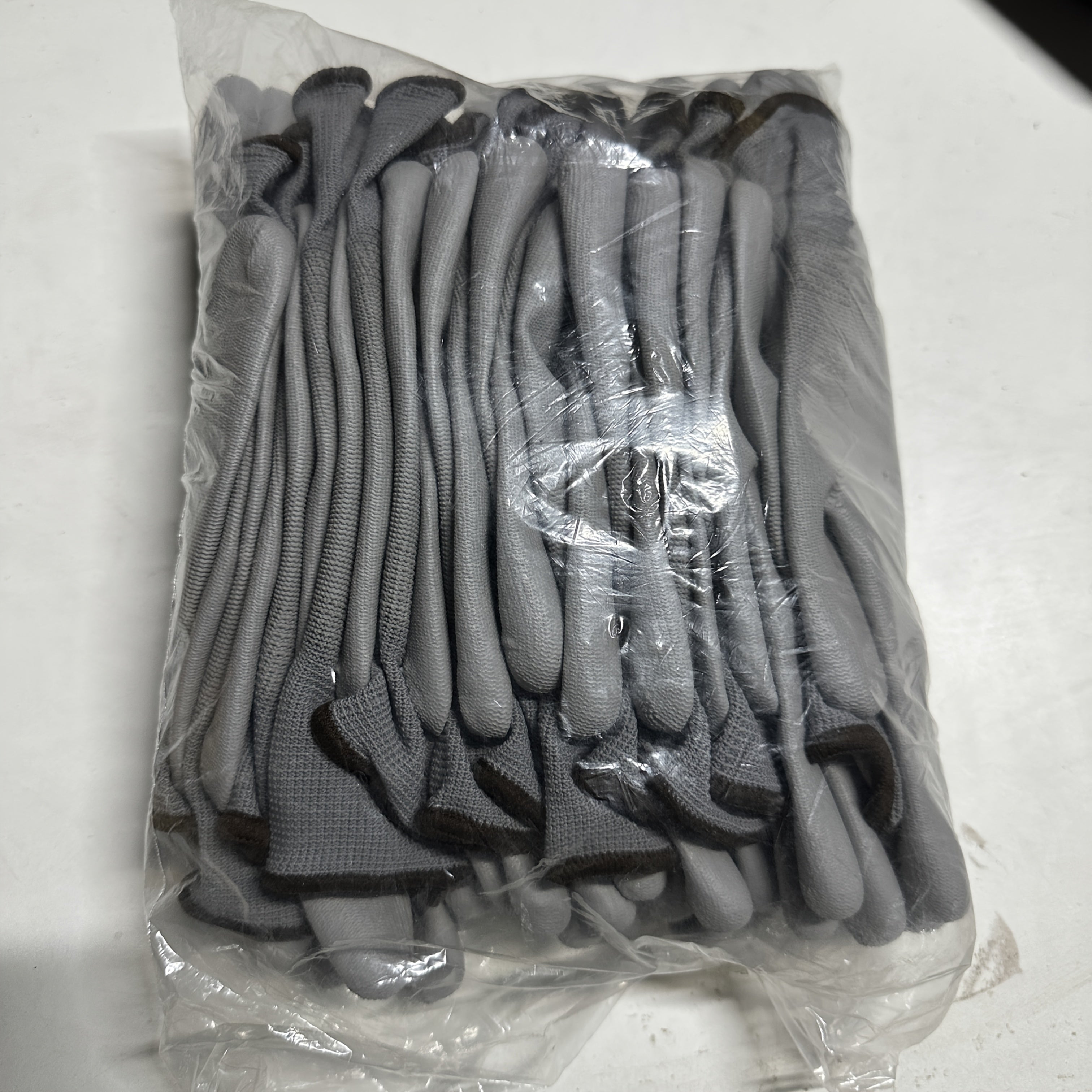 Paquete de 12 guantes de trabajo de poliéster antideslizantes grises para jardinería, construcción, reparación de autos