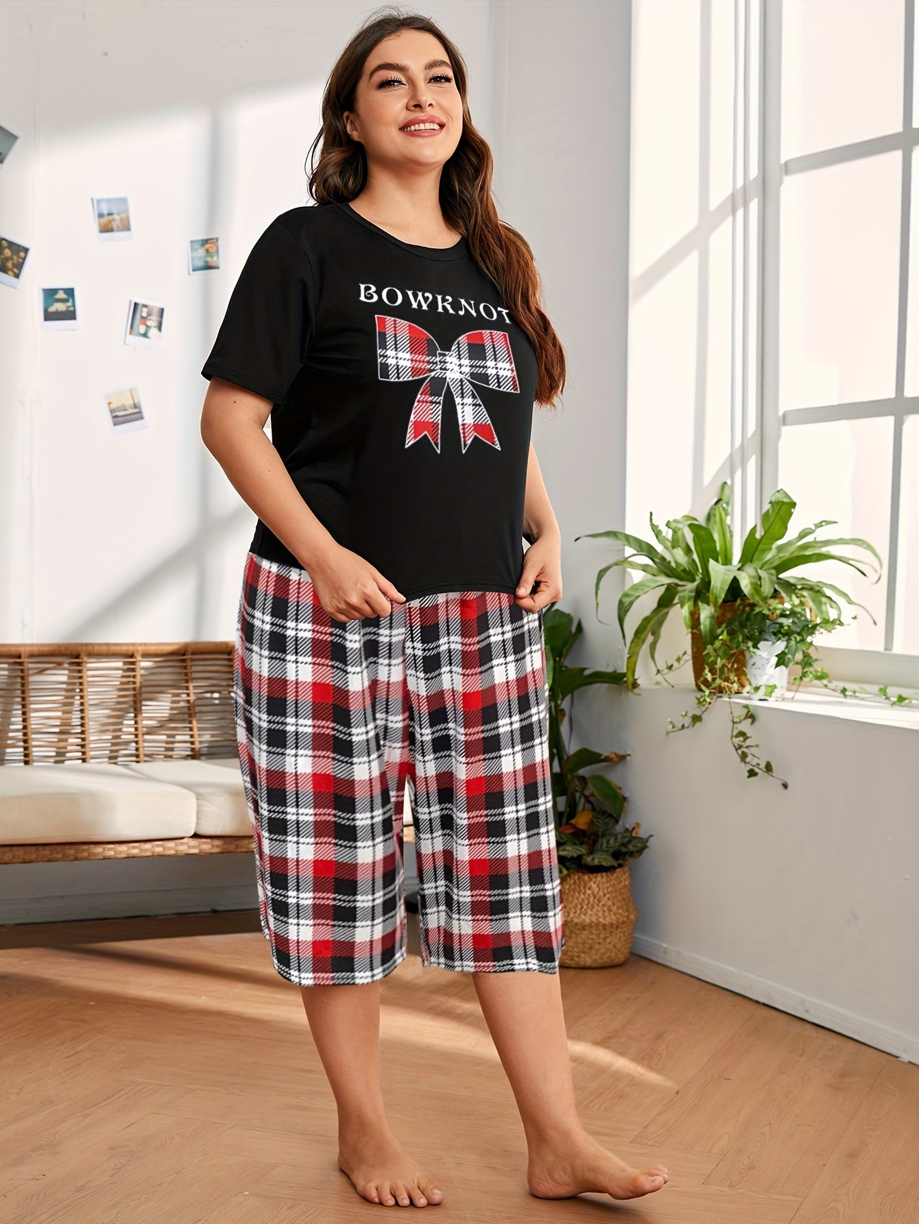 Conjunto de pijama casual para mujer con estampado de cuadros y top de manga corta con lazo y pantalones capri