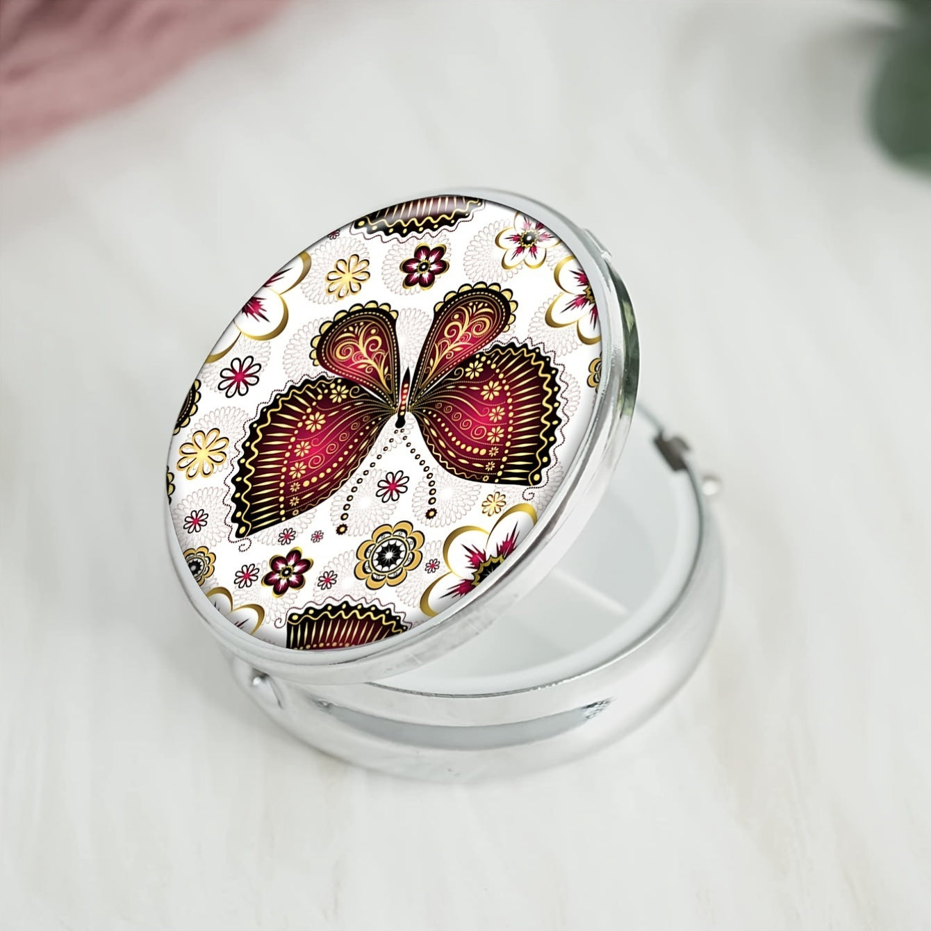 Uyda foydalanish uchun portativ dori saqlash qutisi - 3 bo'limli oltin-purpur rangli dumaloq dori qutisi, ochiq havoda sayohat va ofisni tartibga solish uchun ideal