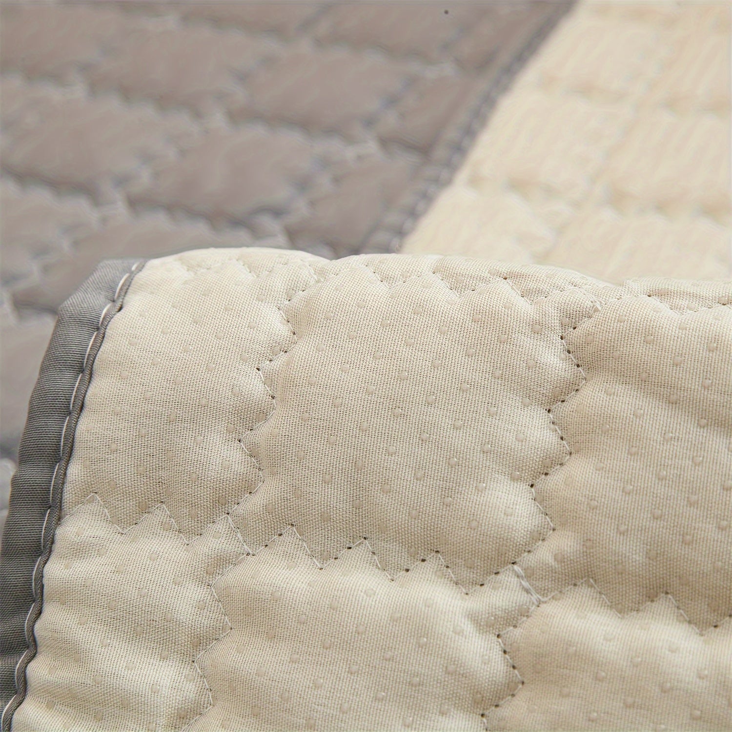 Серый бархатный чехол для дивана с вафельной текстурой и кружевными деталями, нескользящий и дружелюбный к домашним животным. Подходит для диванов на 1-4 места, можно стирать в машине.