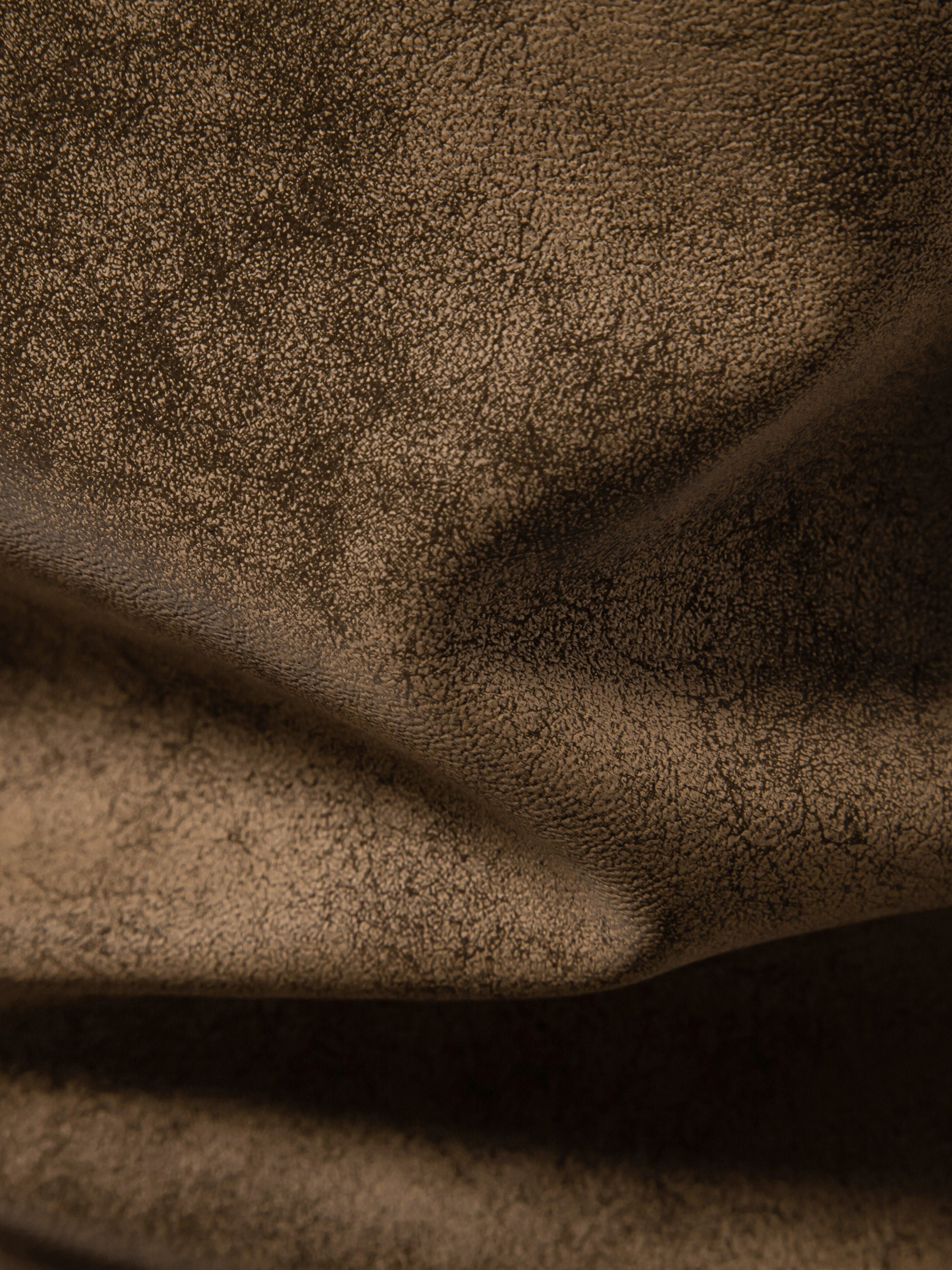 Erkaklar uchun vintage uslubidagi sun'iy charm kurtka, turli xil yenglar, zip-up yopilishi va polyester astar bilan.