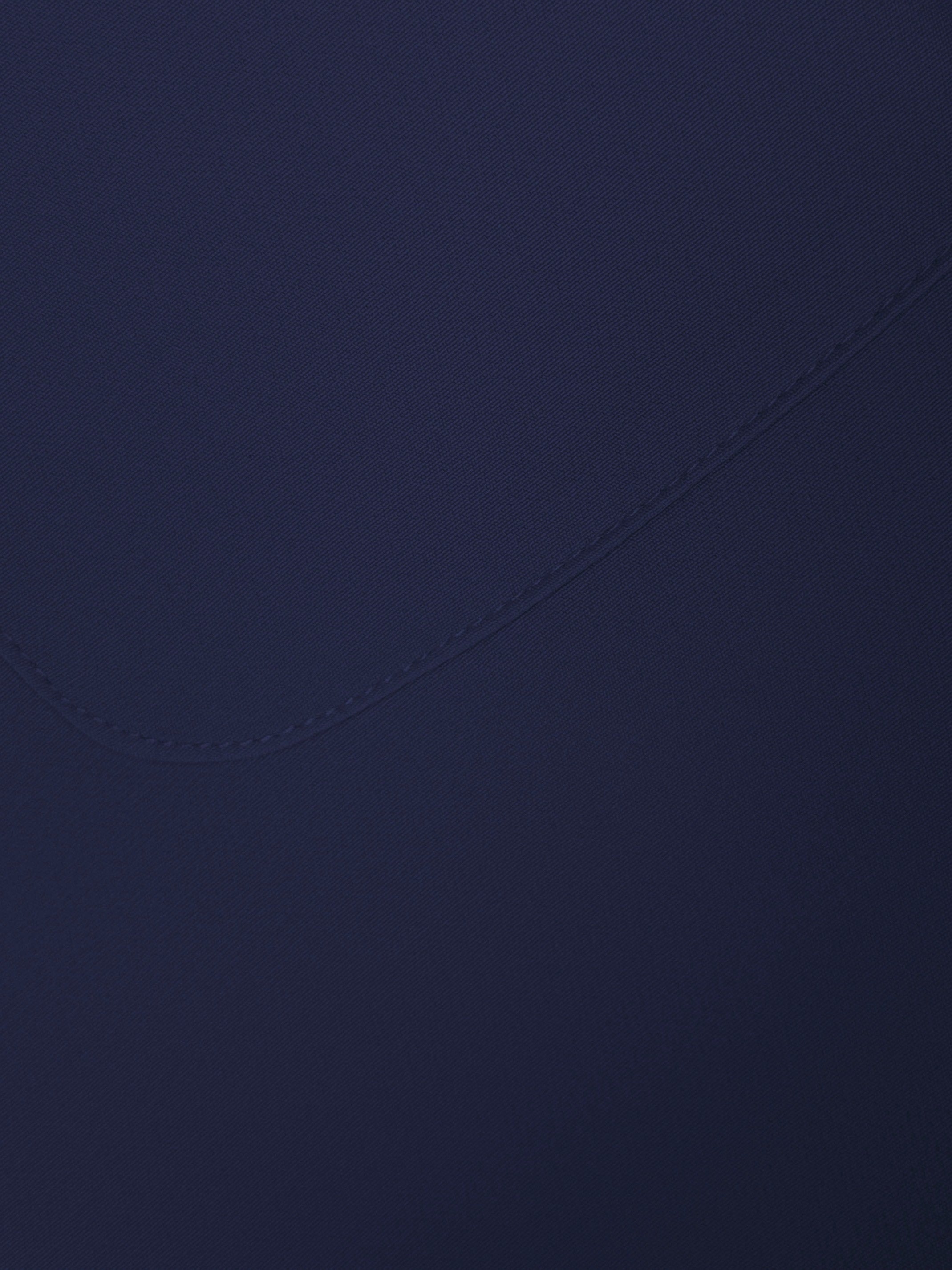 Ayollar uchun bir rangli polyester blazer, uzun yengli, tugmasiz va cho'ntakli. Bahor, yoz yoki kuzda ofis yoki norasmiy kiyim uchun mos.