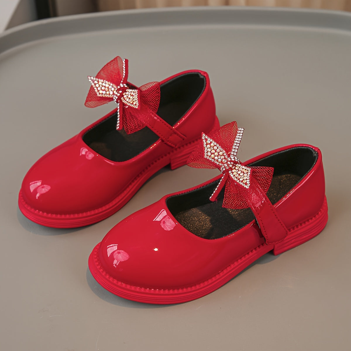 Bolalar uchun moslashuvchan tasma yopilishi, PU material, porloq kamon detali bilan bir rangli tekis poyabzal, 14 yoshgacha bo'lgan bolalar uchun mos keladi.