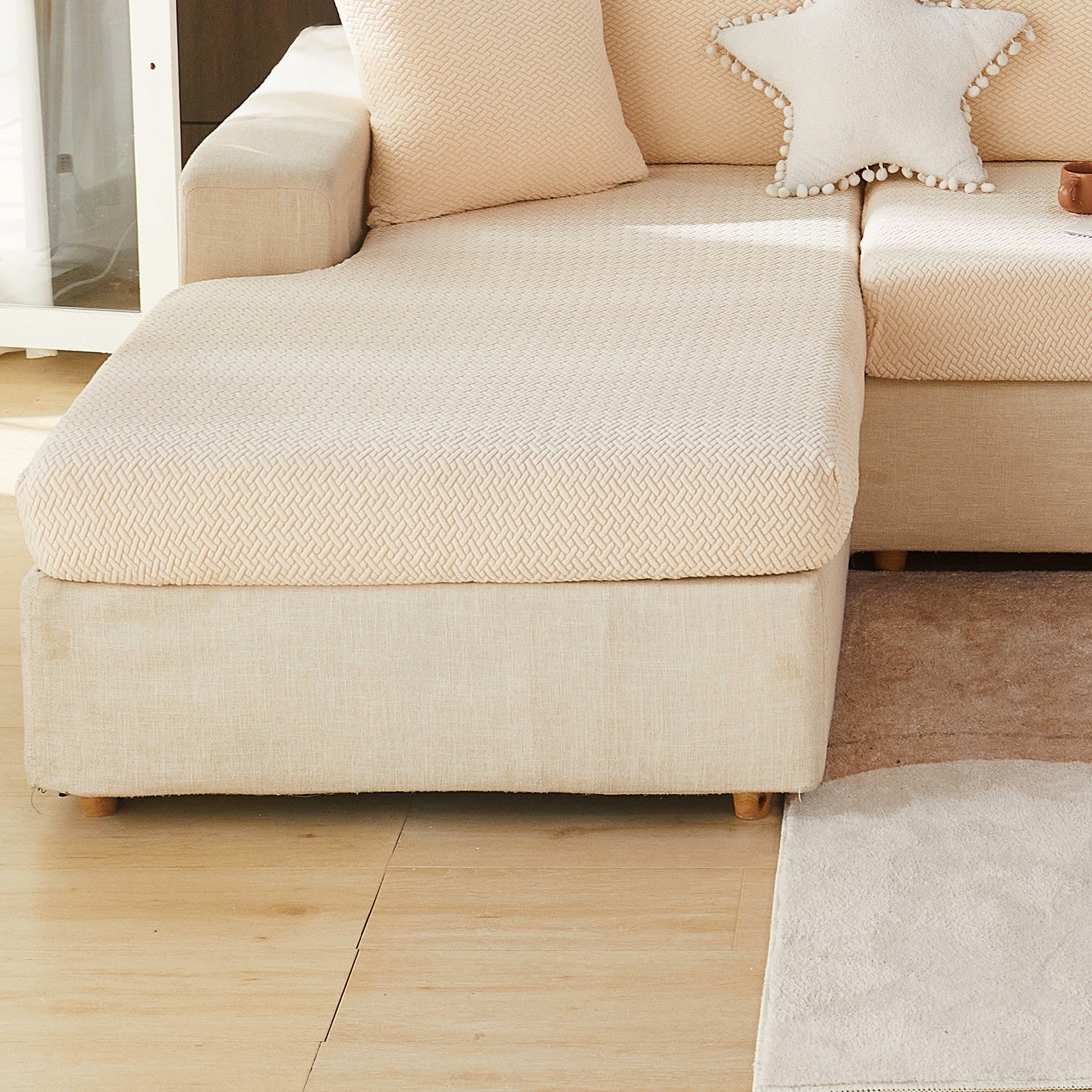 Современный серый чехол для подушки дивана с эластичной посадкой и мягкой текстурированной тканью. Машинная стирка для повышения комфорта в гостиной.