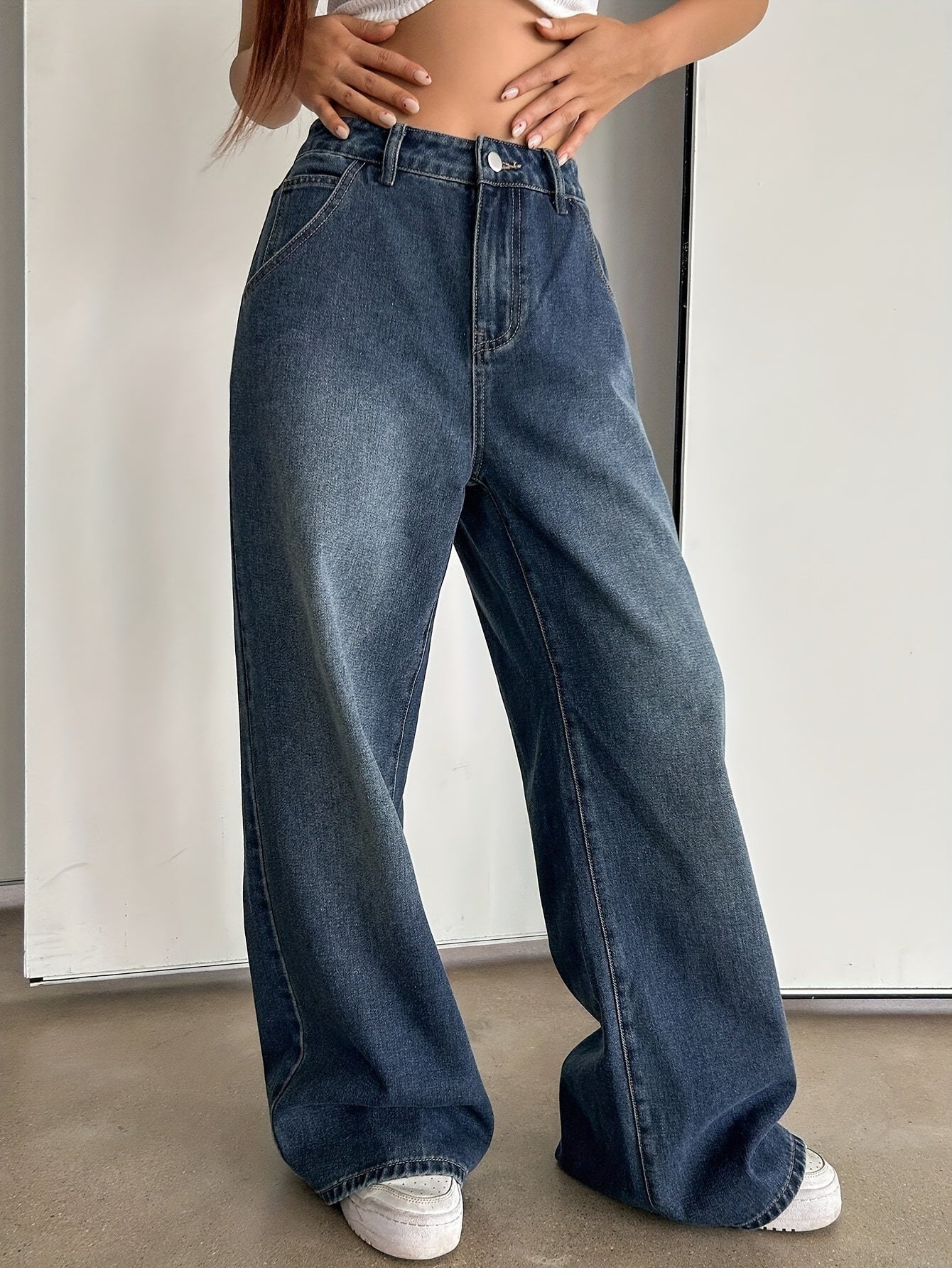 Women's Wide Leg Denim Jeans with Multiple Pockets and Vintage Style
