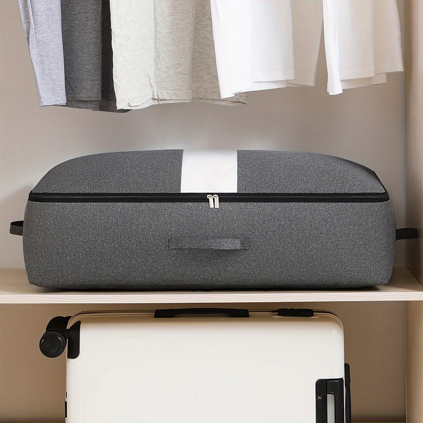 Keng joyga ega bo'lgan yotoq ostidagi saqlash sumkasi, ko'rinadigan deraza bilan, qulay kirish uchun bir nechta tutqichlar, yig'iladigan va zipli - yostiqlar, kiyimlar va o'yinchoqlar uchun ideal