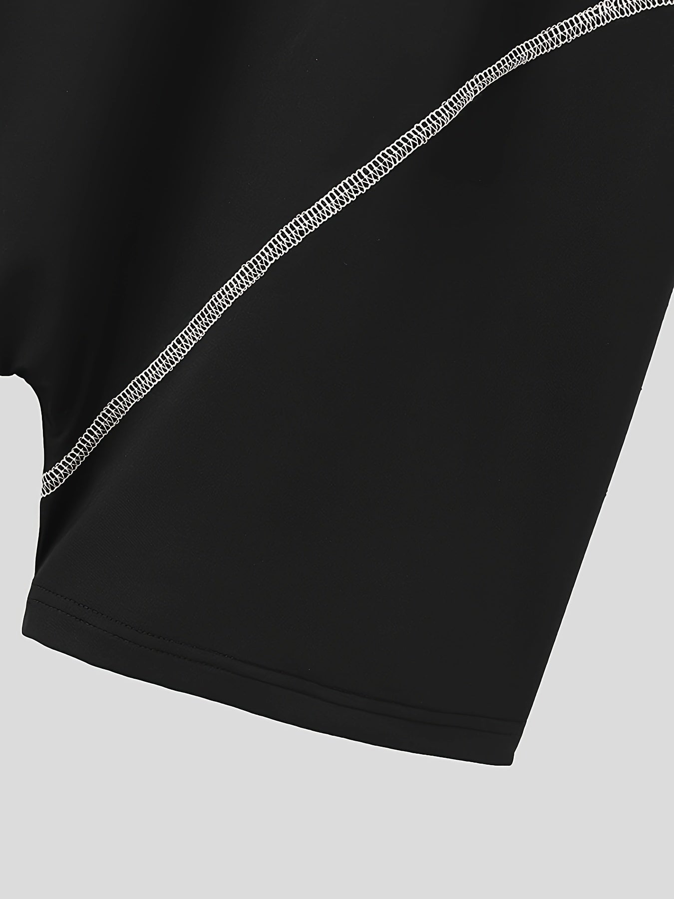 Erkaklar uchun uyda kiyish uchun zamonaviy qisqa qo'lqopli bodi.