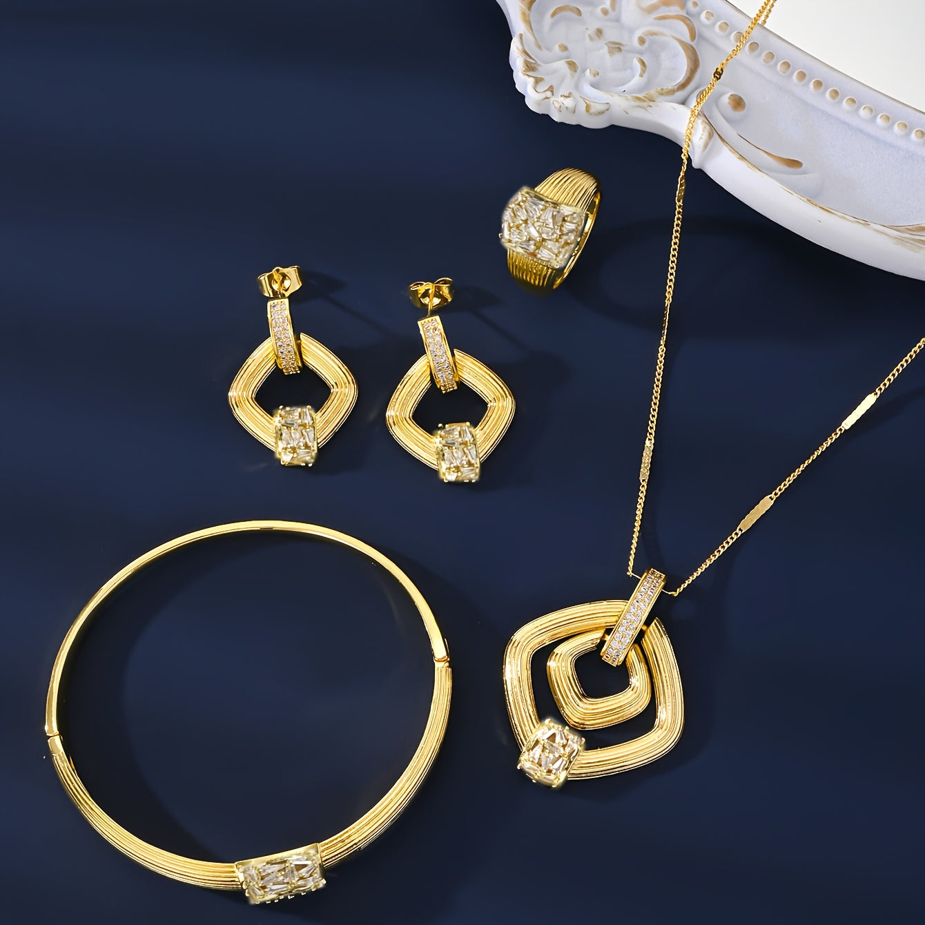 MEIZ tomonidan Vintage Luxury Style Jewelry Set - Nafis 18K oltin qoplamali zirkon to'plami, zargarlik buyumlari, bilaguzuk va uzukni o'z ichiga oladi - Har kuni kiyish yoki sovg'a berish uchun ideal