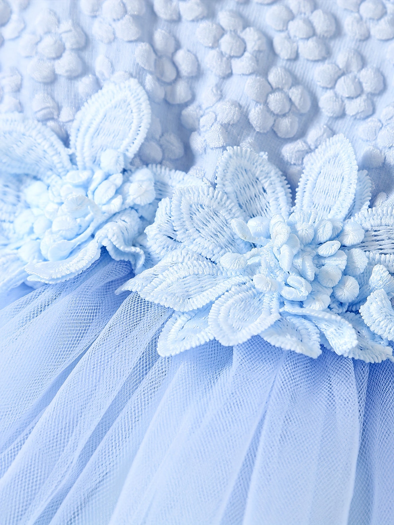 Qizlar uchun nafis gullar bilan tikilgan tutu ko'ylak, puff yenglar va appliqué tafsilotlari bilan. 100% polyester to'qilgan mato, ochiq havoda kiyish uchun mukammal.