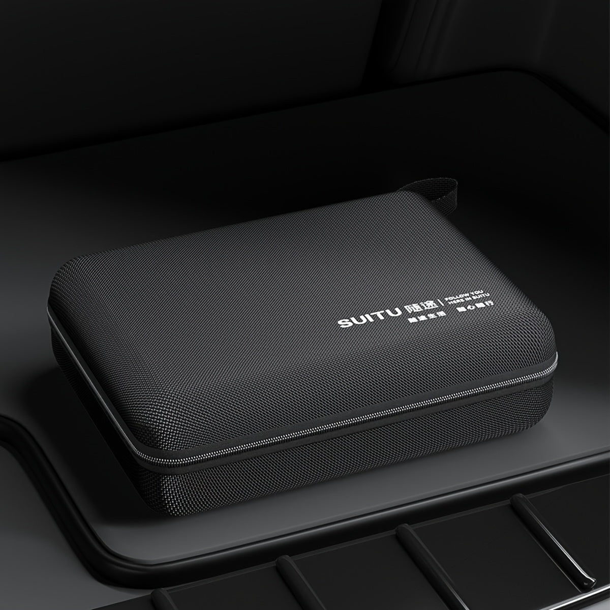 Avtomobil vakuum tozalagichlari, havo nasoslari, kosmetikalar, zaryadlovchilar va kabellar uchun ko'p funksiyali sun'iy teridan yasalgan sayohat tashkilotchisi sumkasi - mukammal bayram sovg'asi va avtomobil uchun zaruriy narsalar tashkilotchisi.