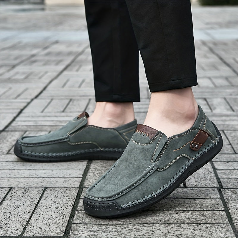 Erkaklar uchun plussiz o'lchamdagi slip-on loferlar, mikrofiber yuqori qismi va qulay va mustahkam yurish poyabzallari uchun sirpanmaydigan kauchuk taglik.