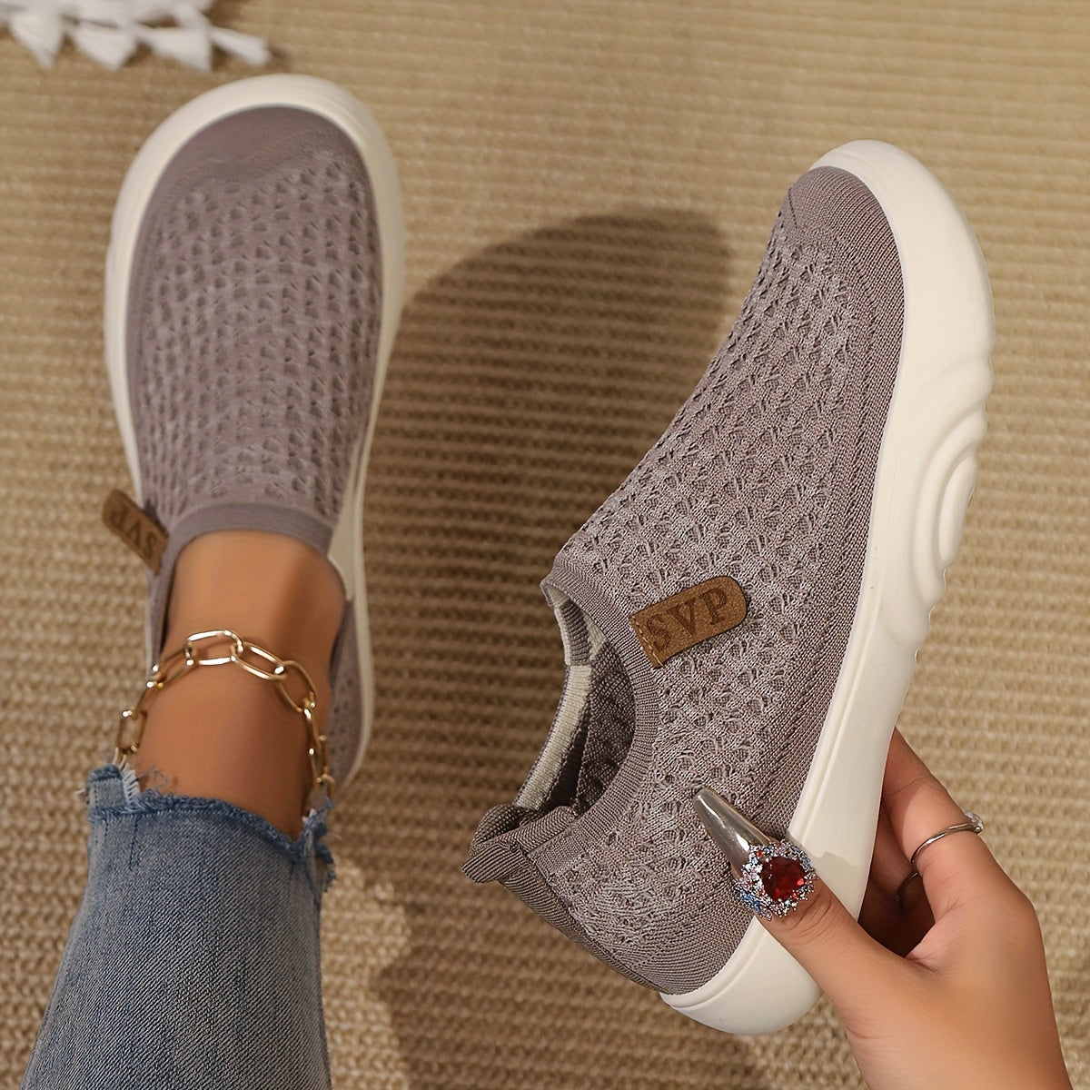 Ayollar uchun nafas oladigan to'qilgan loaferlar, yumshoq taglik va dumaloq barmoq bilan - barcha mavsumlar uchun ideal.