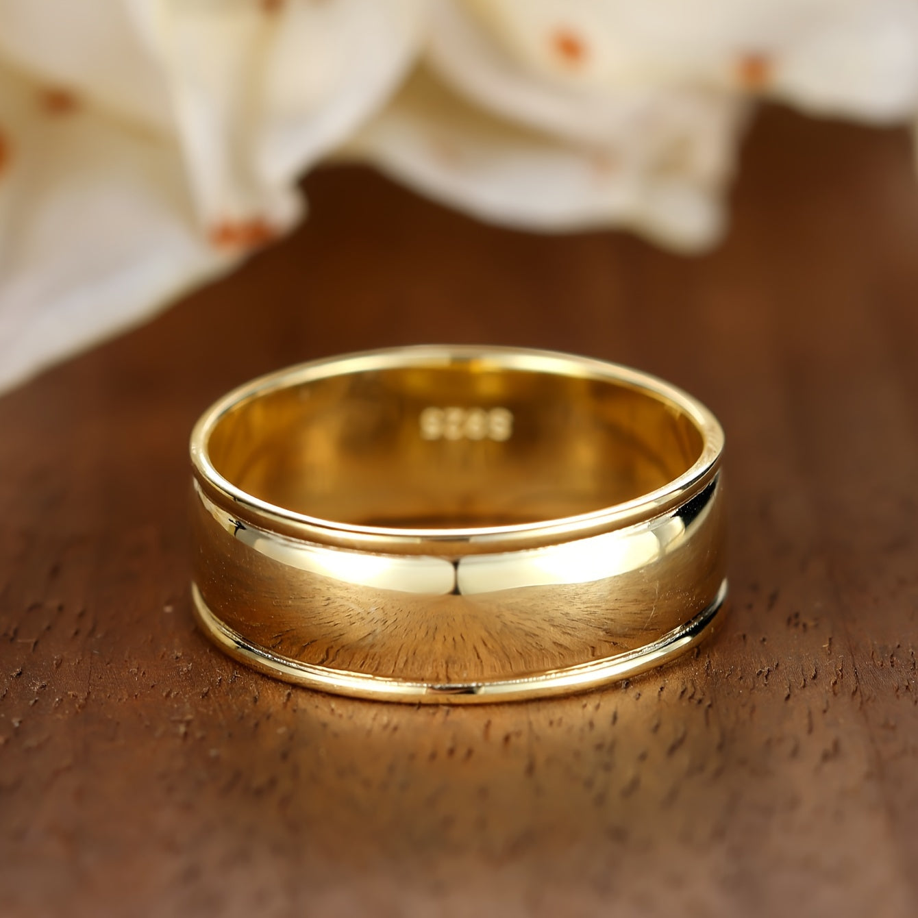 Zarif keng halqa uzuk, sterling kumushdan tayyorlangan, silliq tugatish va noyob g'ildirak shakli dizayni bilan. Har kuni kiyish va maxsus tadbirlar uchun ideal, og'irligi 4.2g.