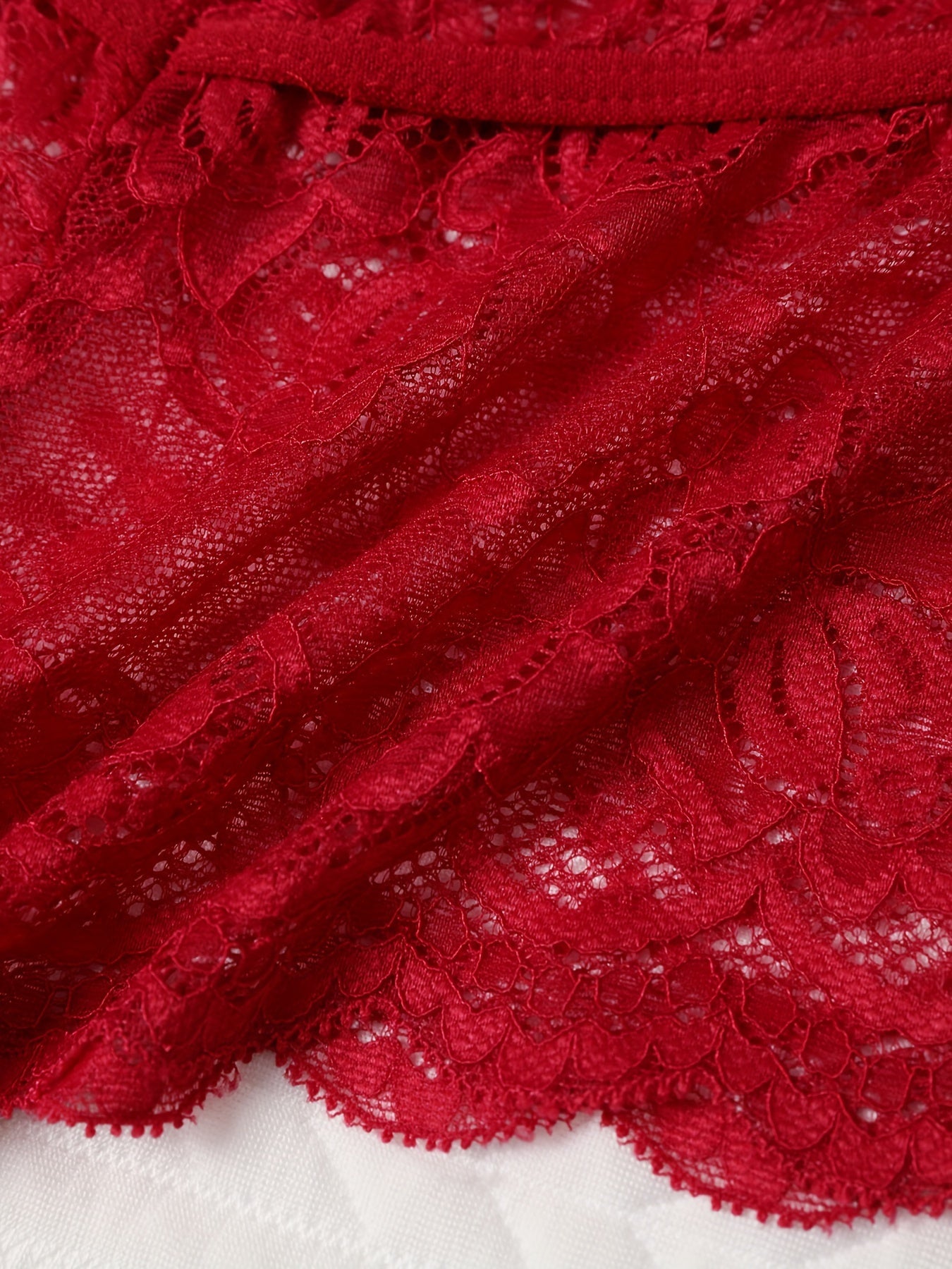 Po'lat halqalarsiz, ayollar uchun bo'sh dizayni va qorin qismisiz ichki kiyim bilan to'ldirilgan dantel tikuvli brassu va ichki kiyim to'plami.