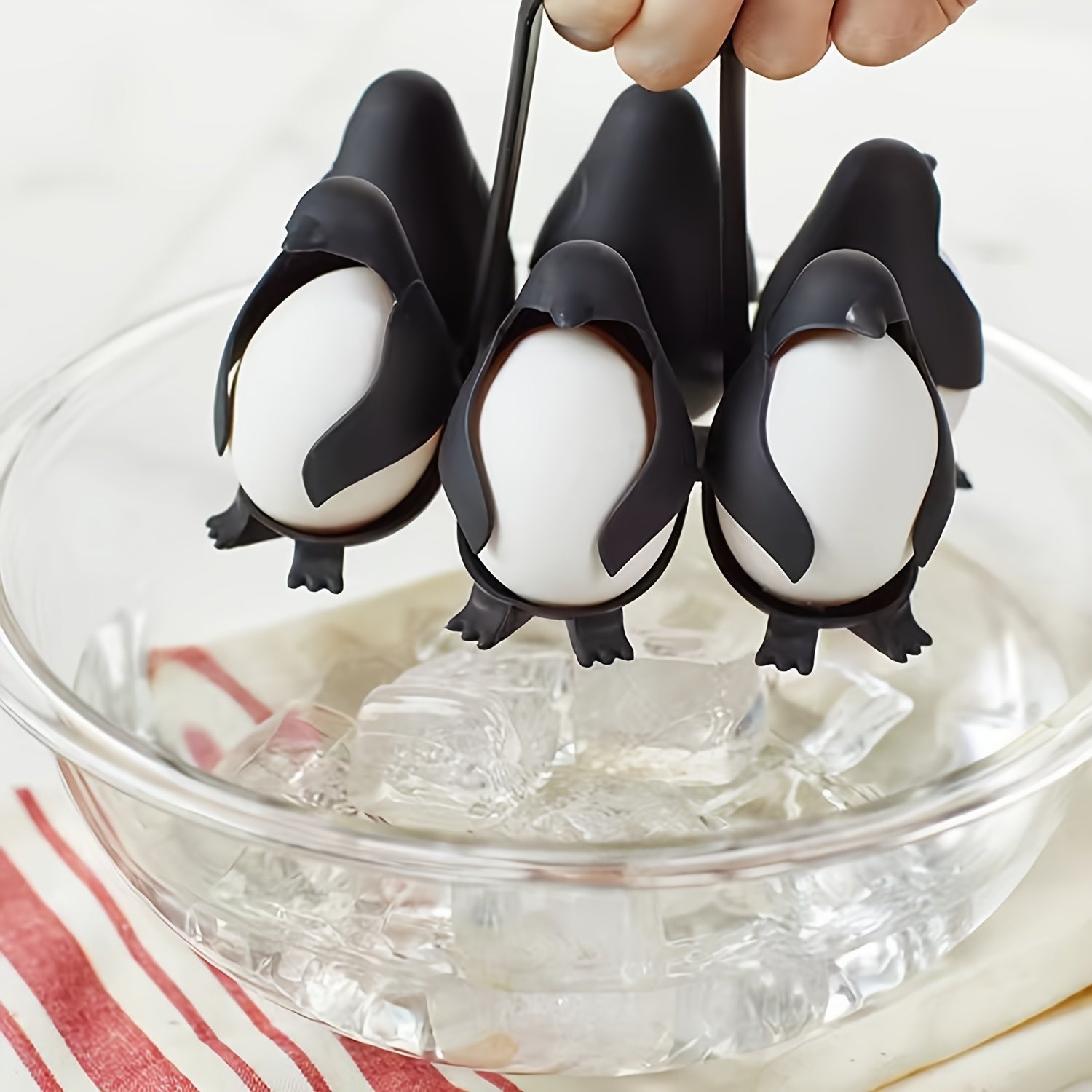 Plastikdan tayyorlangan 6 ta Penguin Egg Cookers to'plami, qattiq va yumshoq tuxumlarni qaynatish uchun ideal. Bu oziq-ovqatga xavfsiz oshxona qurilmasi Rojdestvo, Tashakkur bayrami, Ona kunlari va Mehnat bayrami uchun ajoyib sovg'a fikridir.