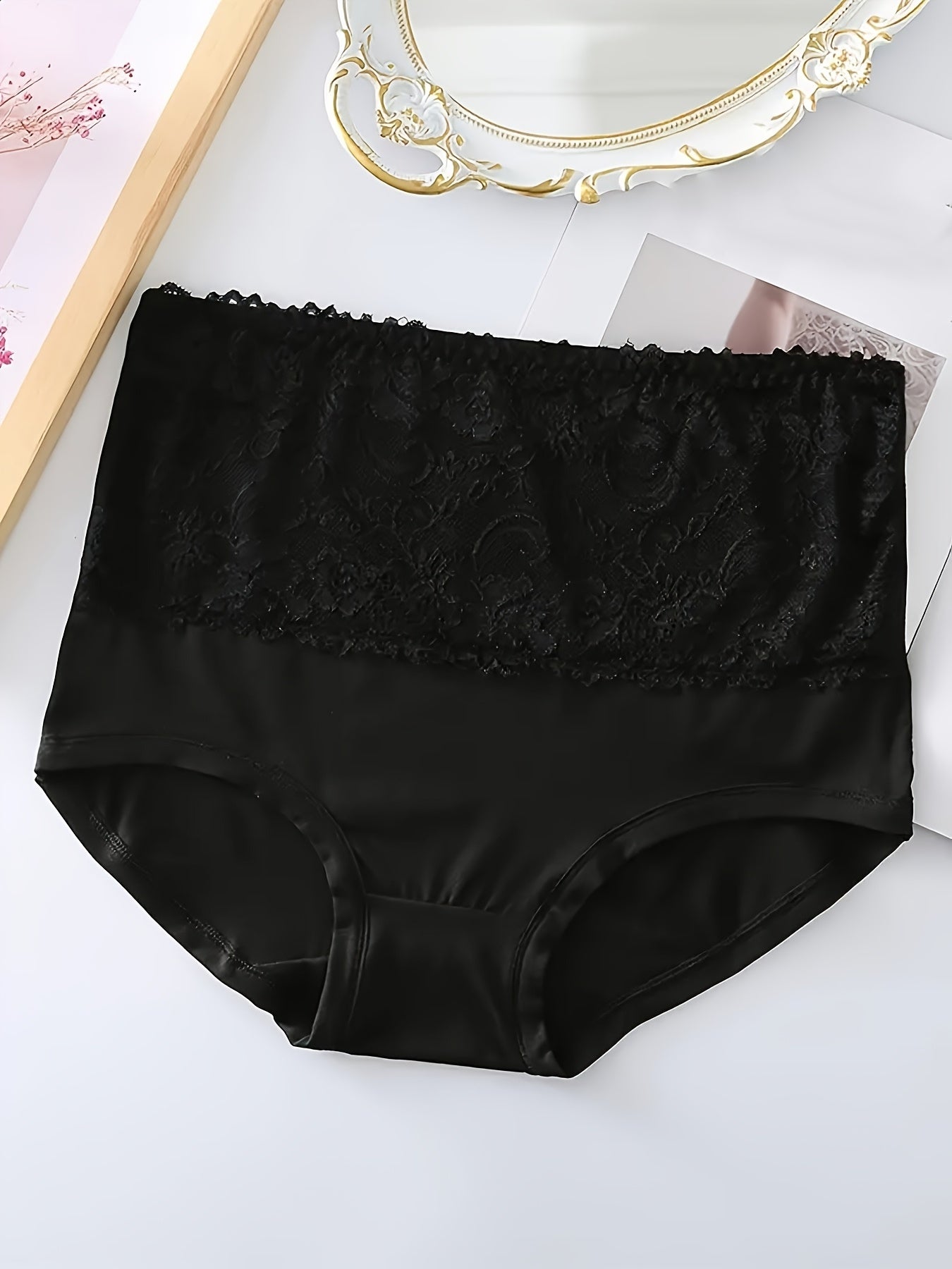 Naylon va spandeks aralashmasidan tayyorlangan, dantel tafsiloti bilan, mustahkam rangda, ozgina cho'ziluvchan va qulay mos keladigan, 4 ta to'plamda taqdim etilgan, nafis yuqori beldagi plussiz ichki kiyim.