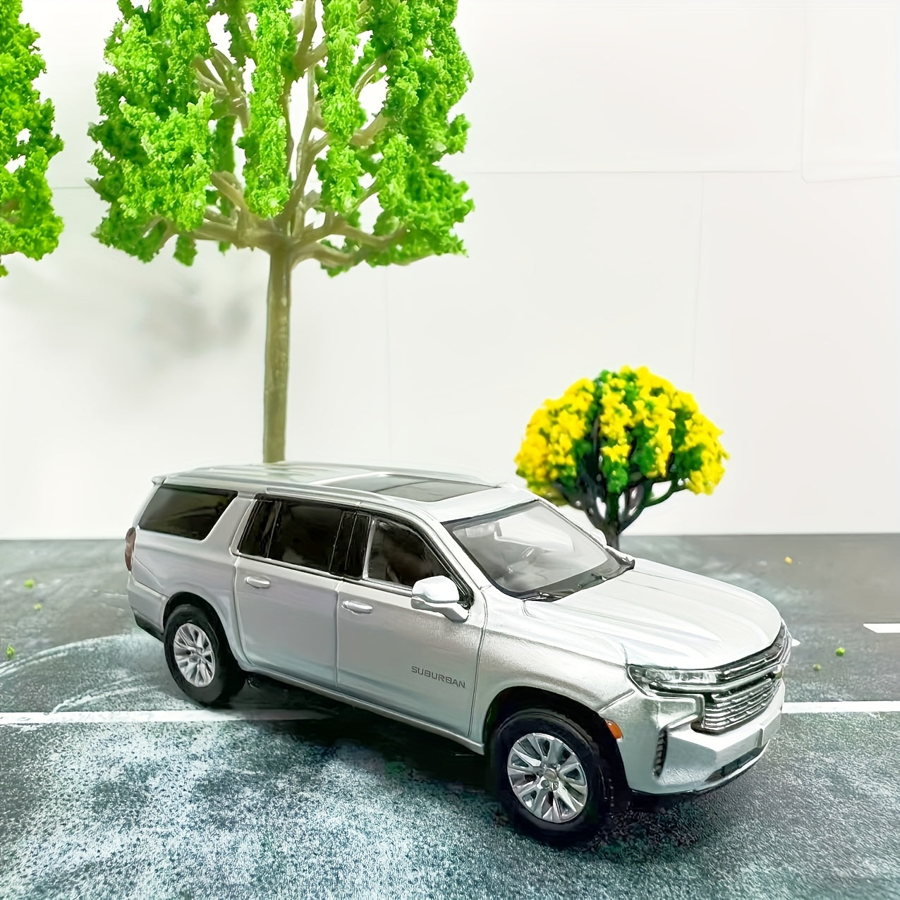 Coche de juguete para niños, modelo de aleación para Chevrolet Suburban SUV, clásico, de fundición a presión, coleccionable