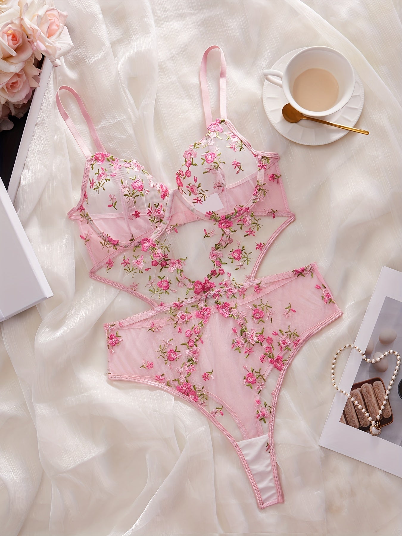 Qora rangli zamonaviy bodysuit, qizil gullar bilan bezatilgan, V-shakl, yuqori bel, va shaffof to'r mato. Ayollar uchun mukammal, faqat qo'l bilan yuvish.