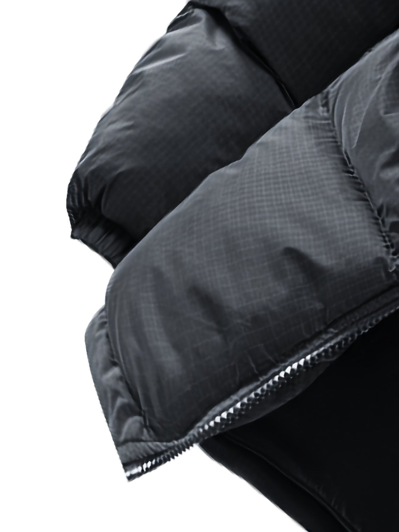 Erkaklar uchun qishki parka - cho'milish uchun iliq kurtka, cho'ntaklar va yaka tafsilotlari bilan