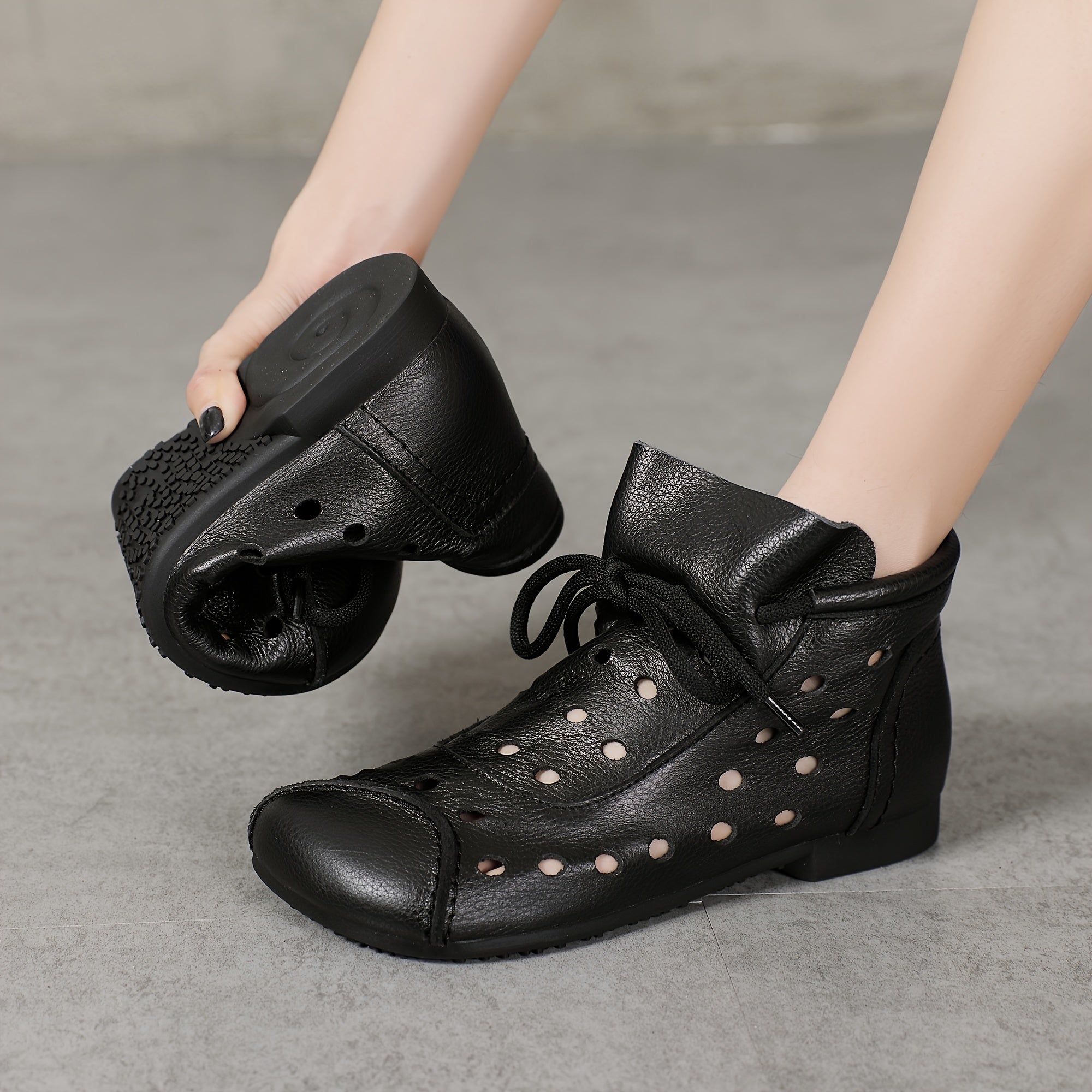 Ayollar uchun bo'sh joyli dizaynga ega tekis shoelace poyabzal, tasodifiy yozgi kiyimlar uchun mukammal.