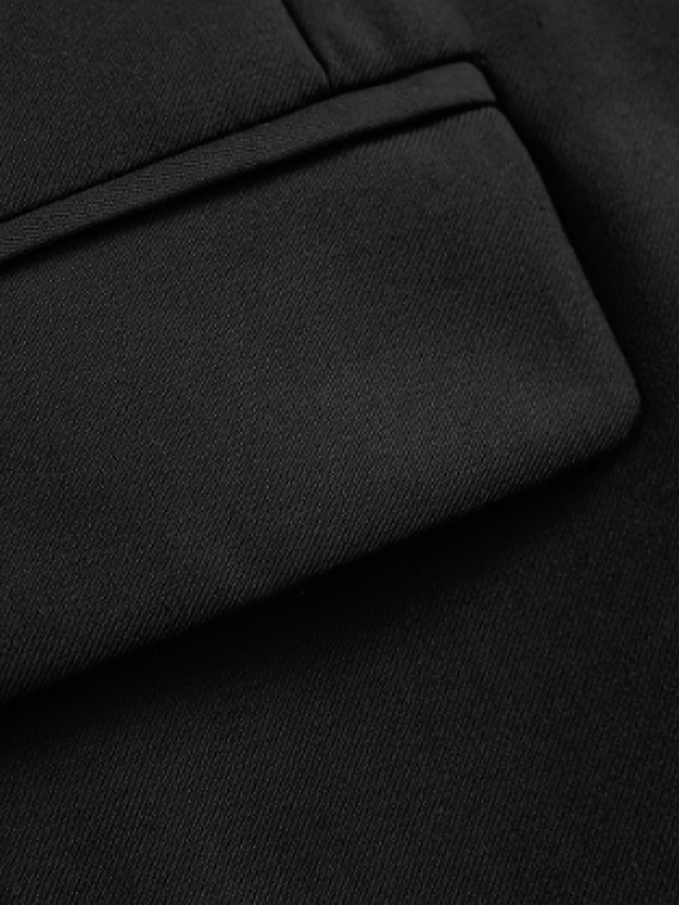 Erkaklar uchun tasodifiy bir rangli blazer, polyester matodan, yengli ko'ylak, bitta tugma bilan, va yirtilgan pastki qismi.