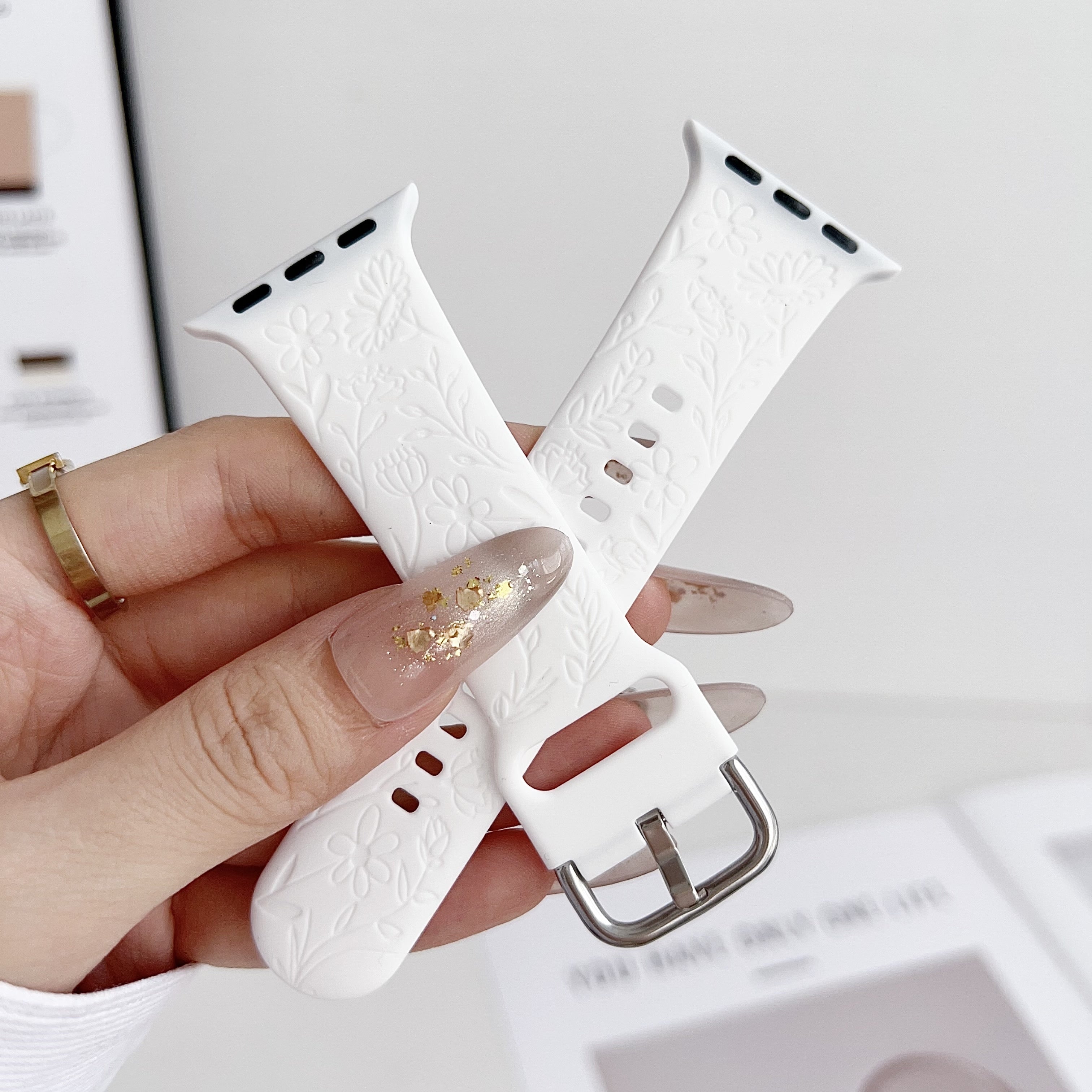 Стильный силиконовый ремешок для Apple Watch, подходящий для различных моделей и удобный для занятий спортом.