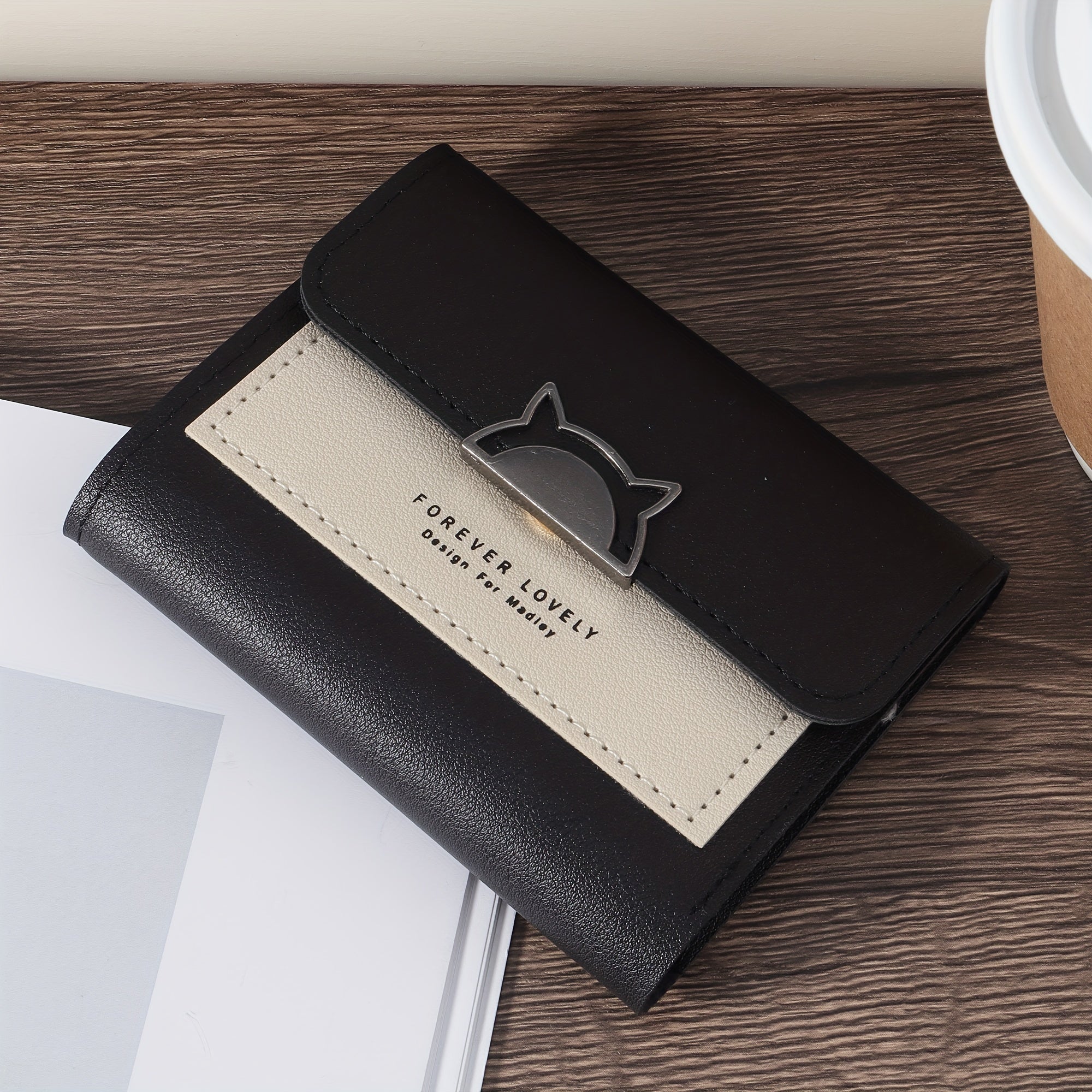 Mushuk metall bezakli, ko'p karta joylari va tangalar uchun cho'ntak bilan ixcham egiluvchan hamyon, qizil, pushti yoki qora ranglarda mavjud.