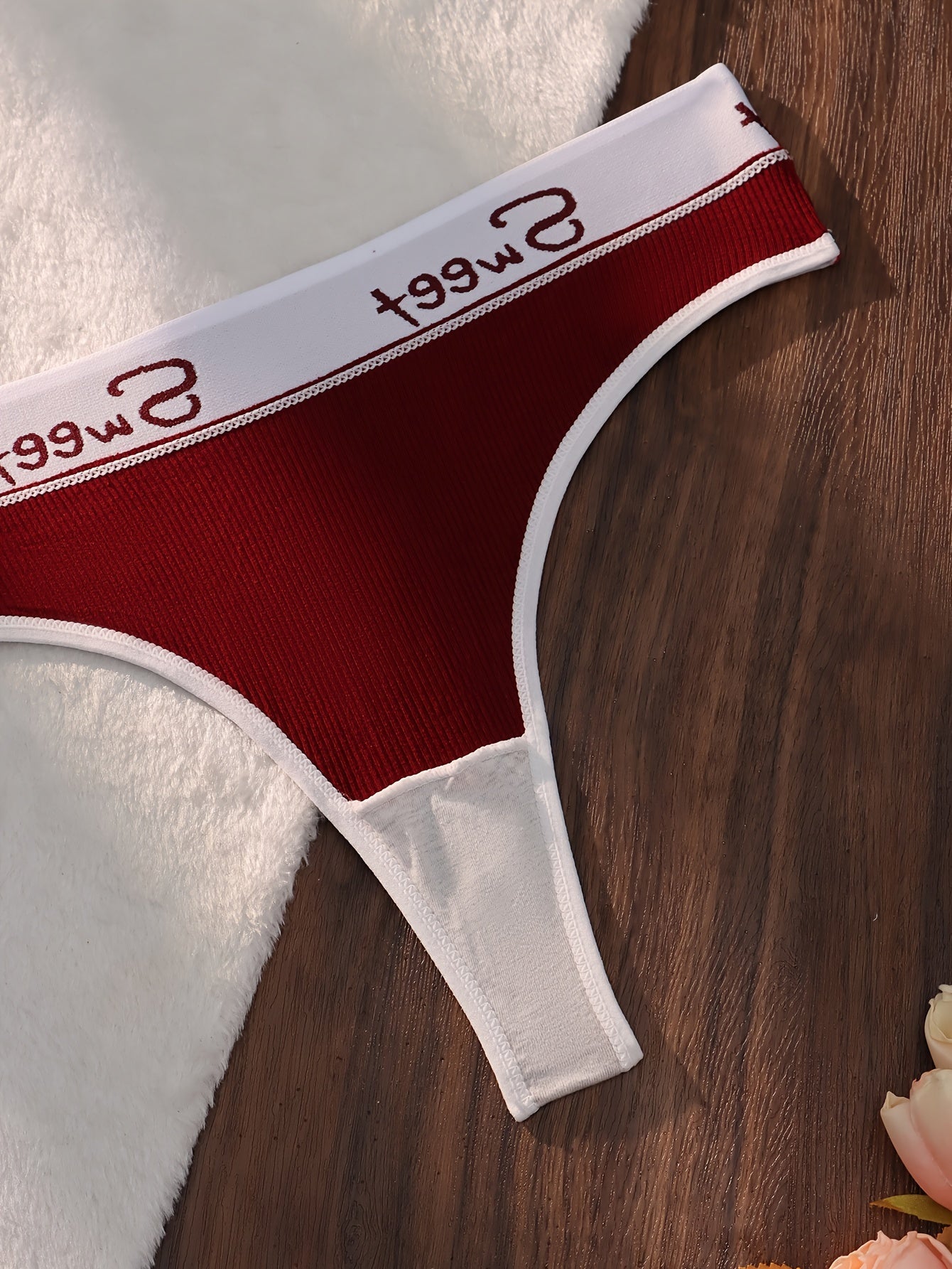 Ayollar uchun rangli blokli kamzuli brassiy va thong bilan harf bosma, sport ichki kiyim to'plami.