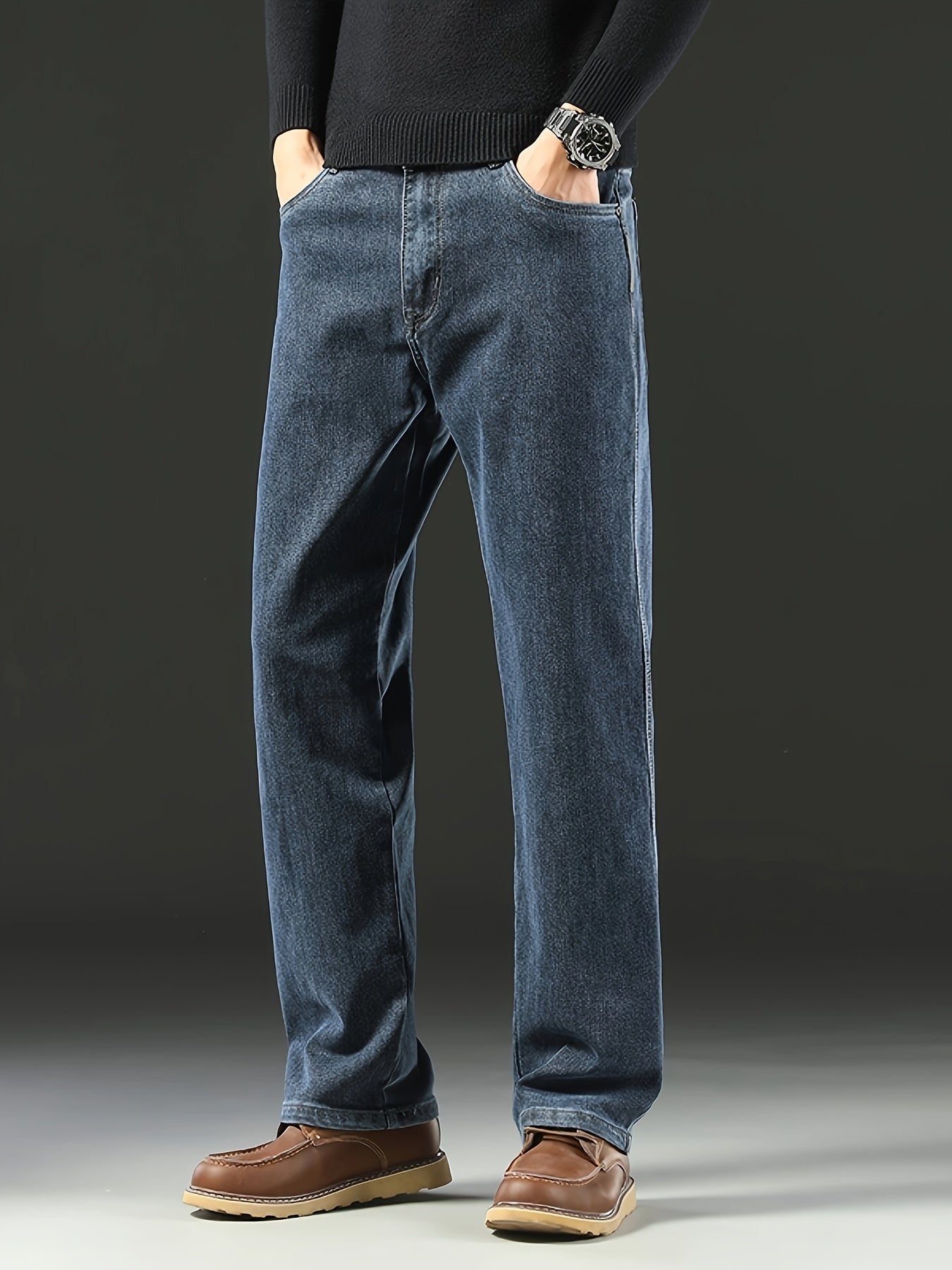 Erkaklar uchun klassik kesim, qulay cho'zilish va har mavsumga mos keladigan uslubga ega tasodifiy denim jinsi.