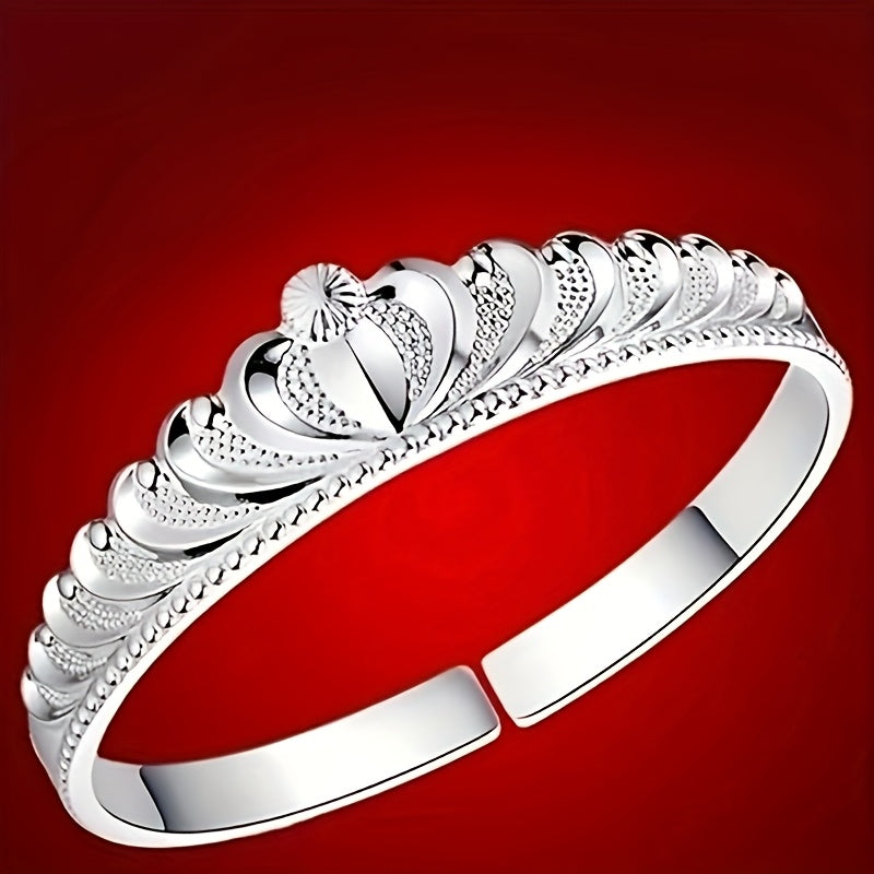 Удивительный серебряный браслет для женщин с дизайном короны, украшенный нежными цветами и мерцающими звездами. Браслет оснащен элегантной застежкой с открытым ртом для удобства ношения.