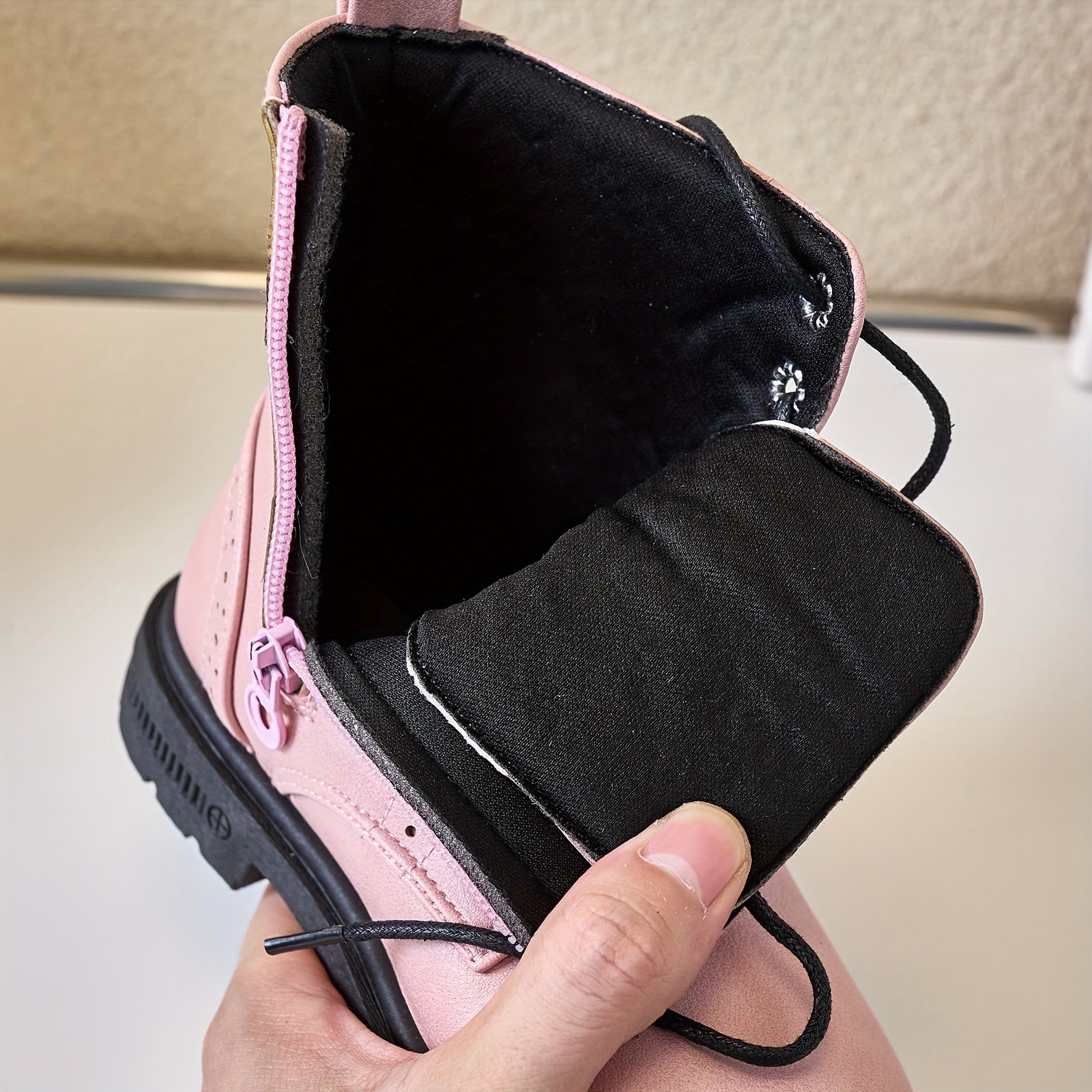 Qizlar uchun qattiq ranglarda, fermuari bilan yengil, sirpanmaydigan botinkalar, kuz va qish uchun mukammal.