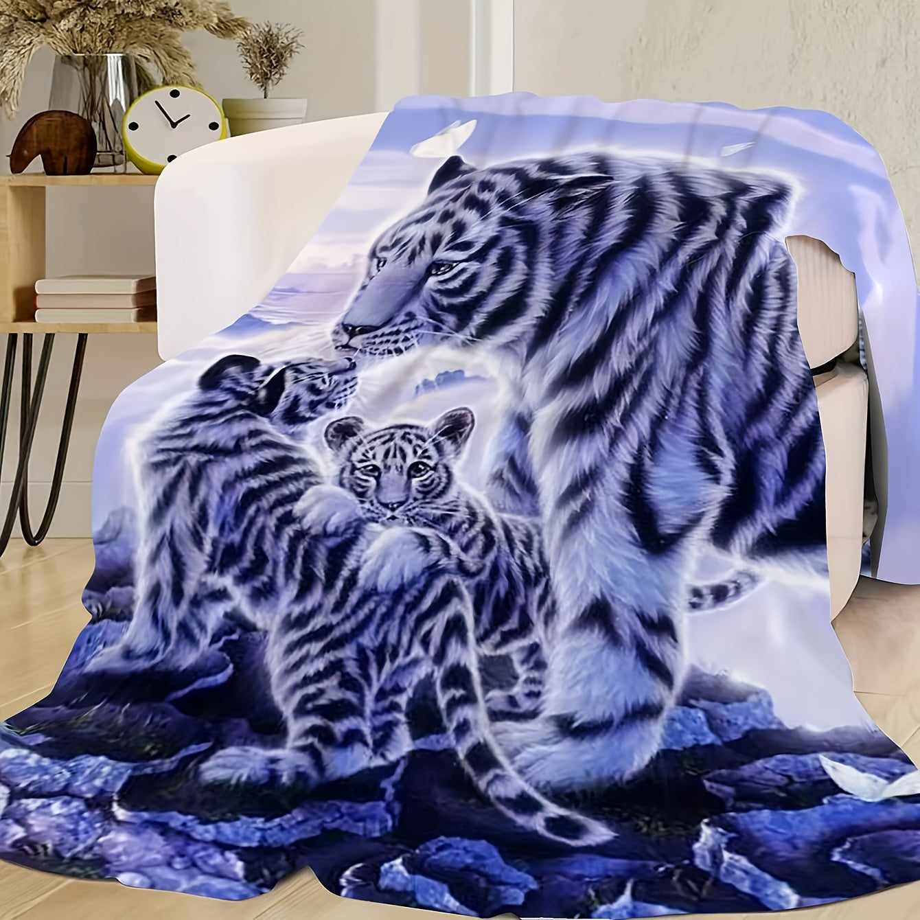 White Tiger Print Flannel Throw Blanket Quilted Soft Stain-Resistant Machine Washable All-Season