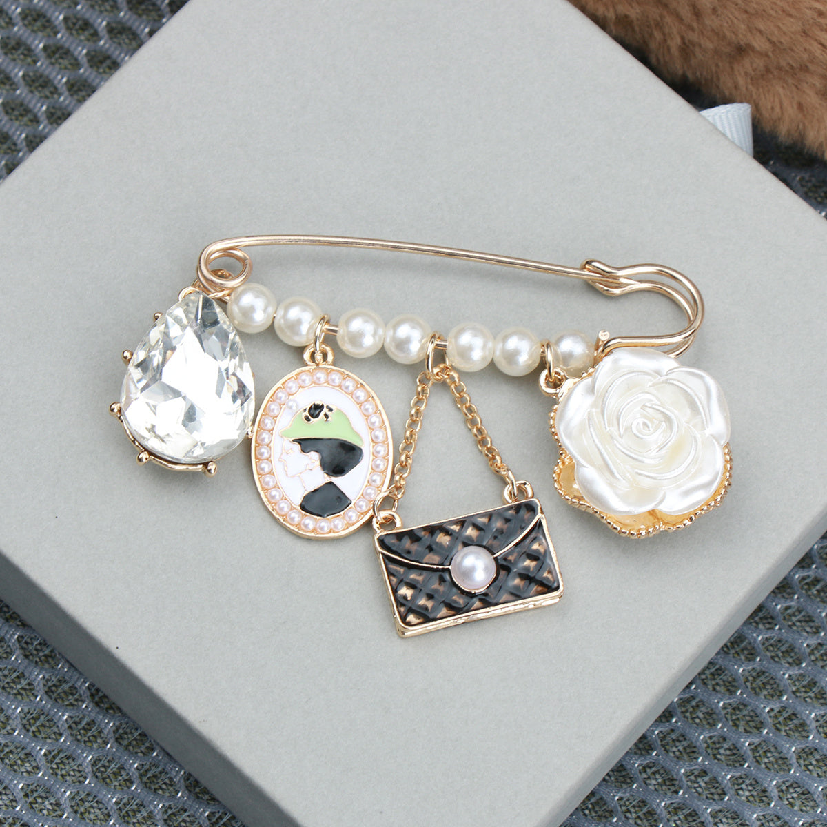 Chic vintage uslubidagi qora tassel brosh pin, rhinestone va emal qoplamasi bilan bezatilgan - Zamonaviy multfilm dizayni, ayollar kiyimlari va sumkalar uchun nafis bezak.