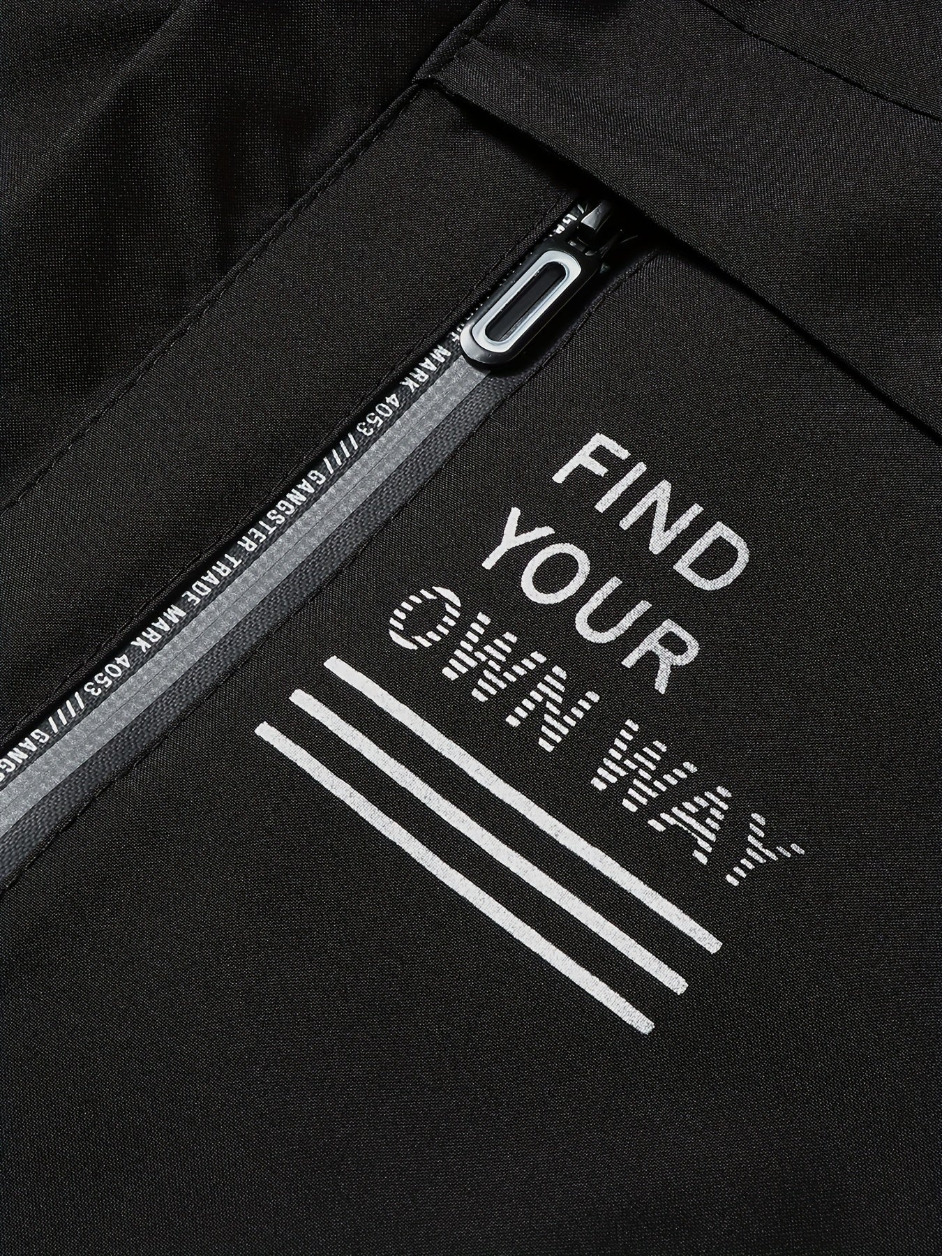 Мужская легкая дышащая ветровка с капюшоном и карманами на молнии