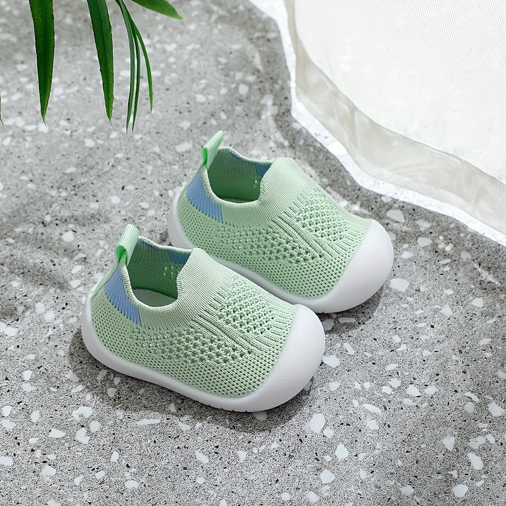 Erkaklar va yosh bolalar uchun mato ichki qismi, PVC tagligi va bir xil rangli dizayni bo'lgan uniseks chaqaloq krossovkalari.