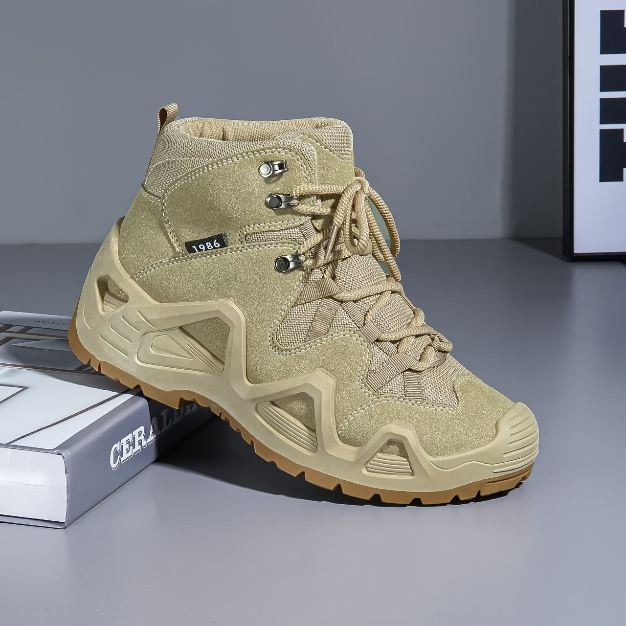 Erkaklar uchun mustahkam, nafas oladigan, vintage uslubidagi piyoda botinkalari, barcha mavsumda ochiq havoda sarguzashtlar uchun yashil yuqori to'plam dizaynida qiyin taglik bilan.