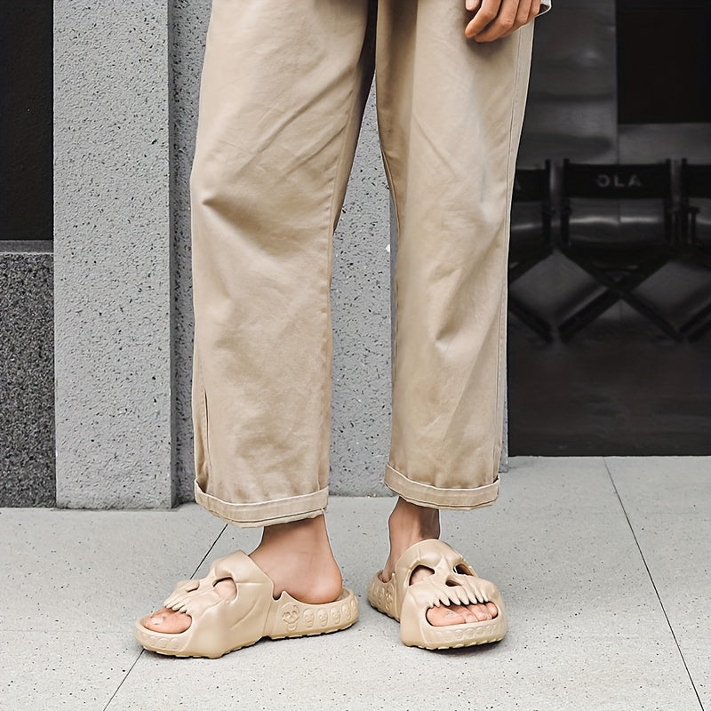 Yozgi juftliklar uchun bosh suyagi mavzusidagi slip-on sandallar, plyaj va ochiq havoda faoliyatlar uchun yumshoq, yengil EVA dizayni va dumaloq barmoq bilan.