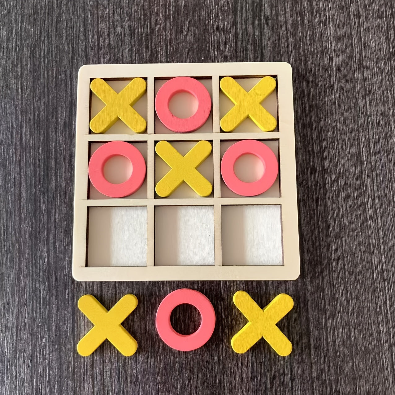 Bolalar uchun interaktiv strategiya o'yini - Yog'ochdan yasalgan tik-tak-toe o'yinchoq.