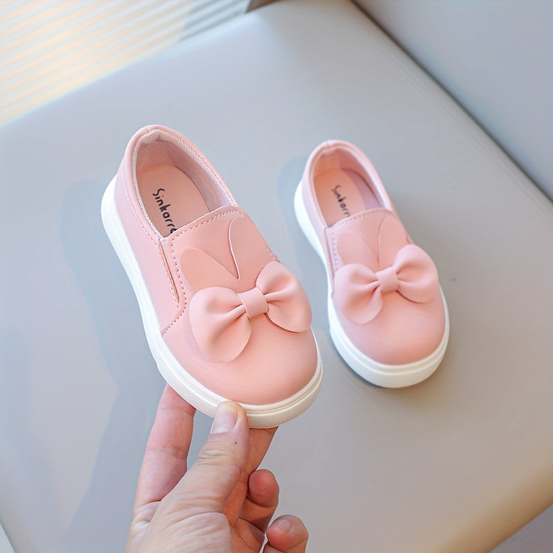 Qizlar uchun bowknot tafsiloti bilan oq loferlar, yumshoq taglik, kiyish uchun qulay uslub. Maktab, norasmiy, kollej va dam olish kiyimlari uchun mos, barcha fasllar uchun mukammal.