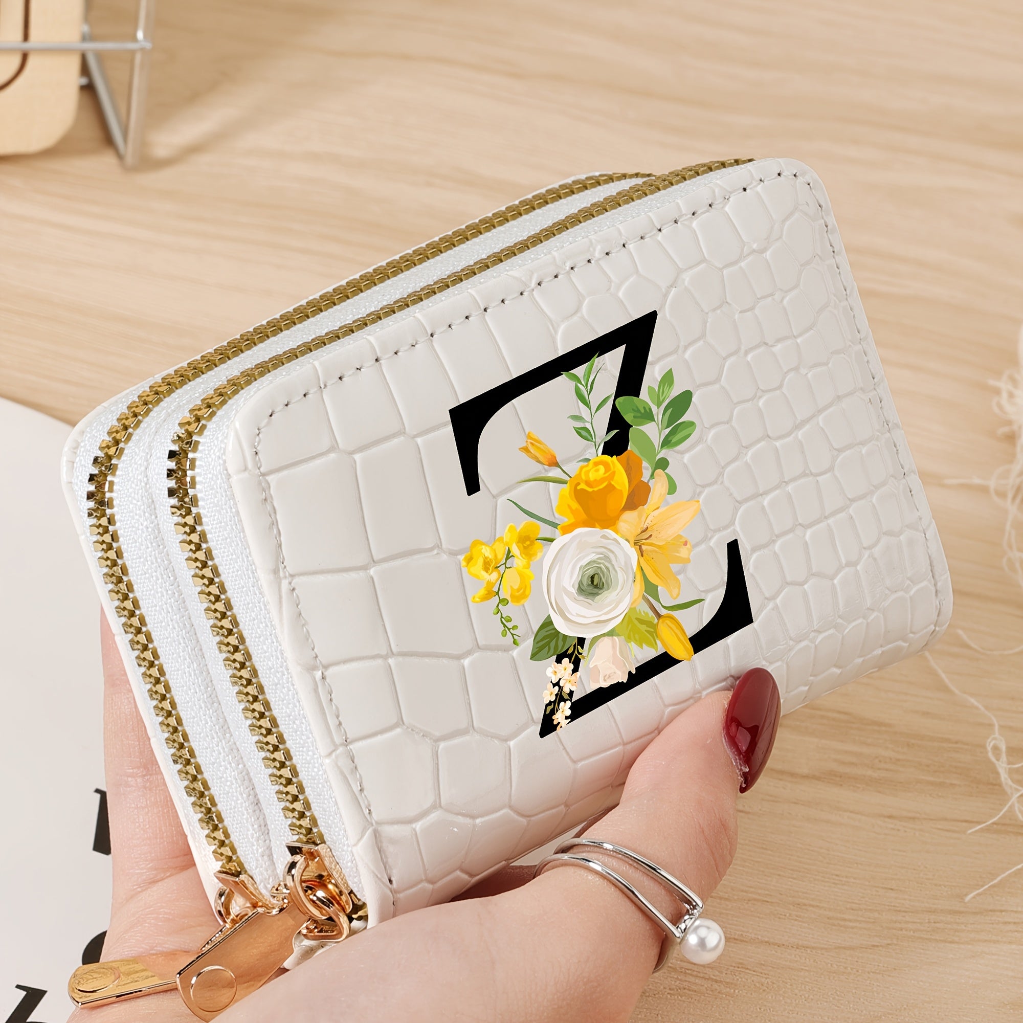 Bir nechta slotlari va zamonaviy fermuari bo'lgan mustahkam kredit karta saqlash sumkasi, maktab, yotoqxona va maktabga qaytish uchun zarur bo'lgan buyumlar uchun.