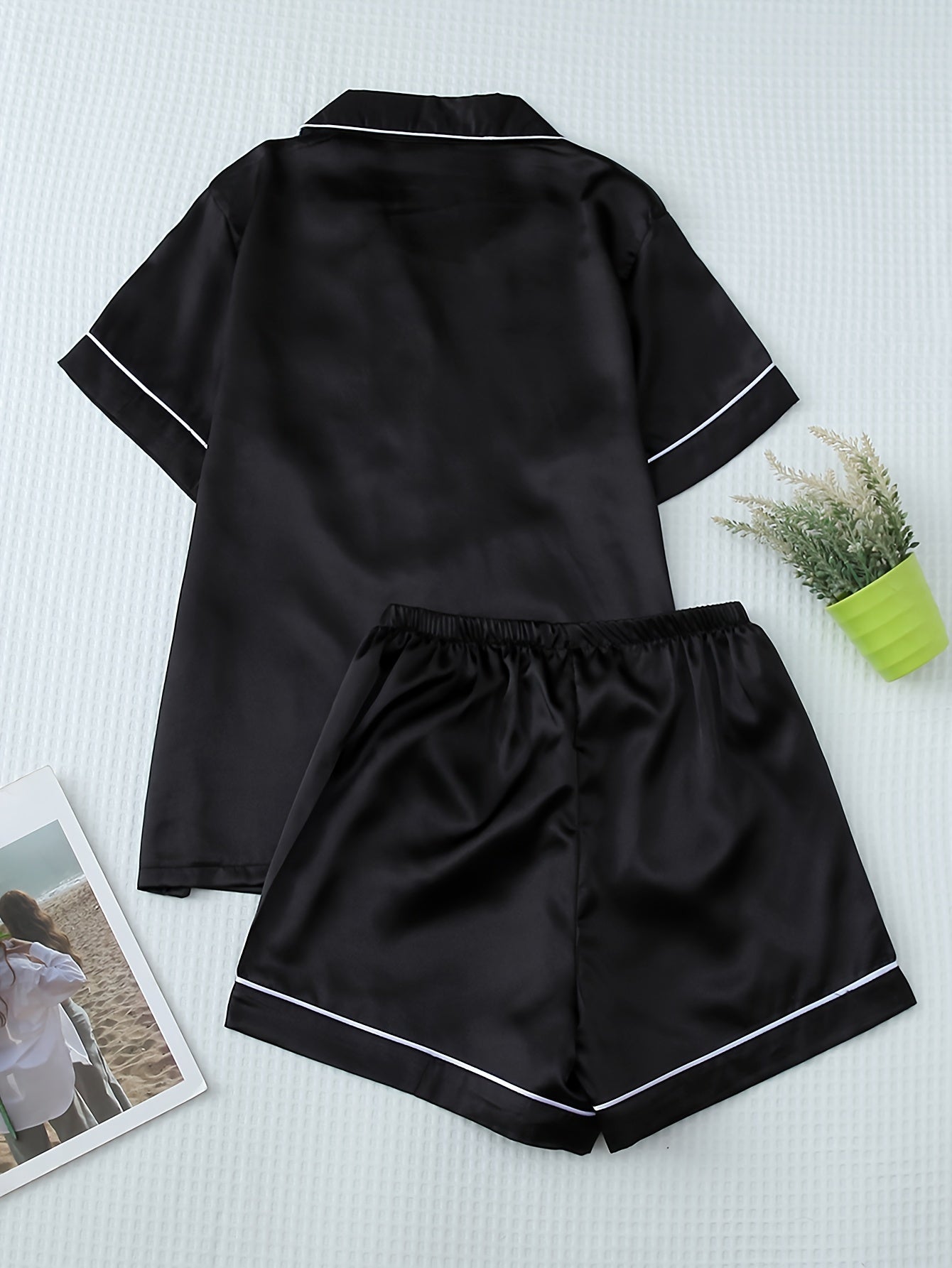 Ayollar uchun qisqa yengli dam olish kiyimlari.