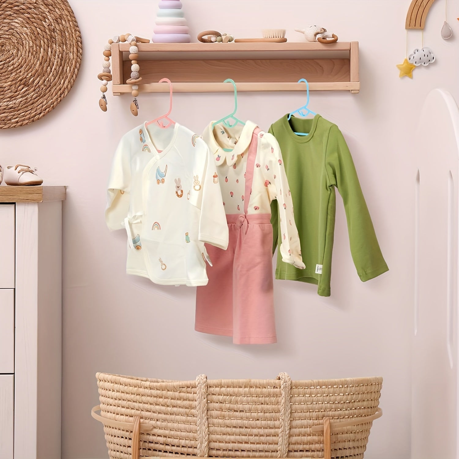 60/100 Piezas de perchas de plástico coloridas para organización de armario, apilables, antideslizantes, con hombros