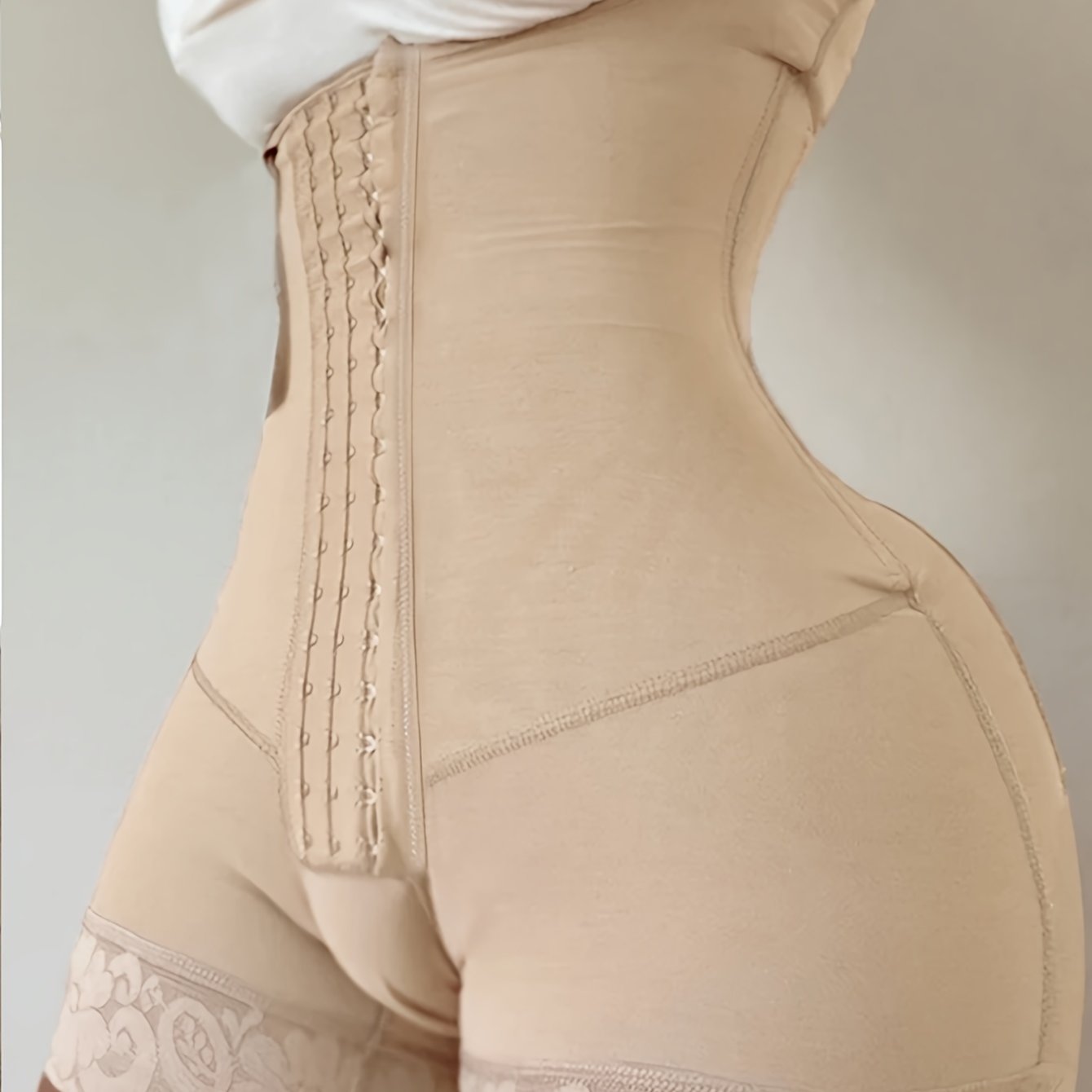 Naylon bodysuit, 4-qatorli tugma bilan, tug‘ruqdan keyingi qorin nazorati, belni siqish, to‘liq qoplama, dantel tafsiloti, bir rangli, o‘rta qo‘llab-quvvatlash, to‘qilgan mato, kundalik yoki kechki kiyim uchun mos.