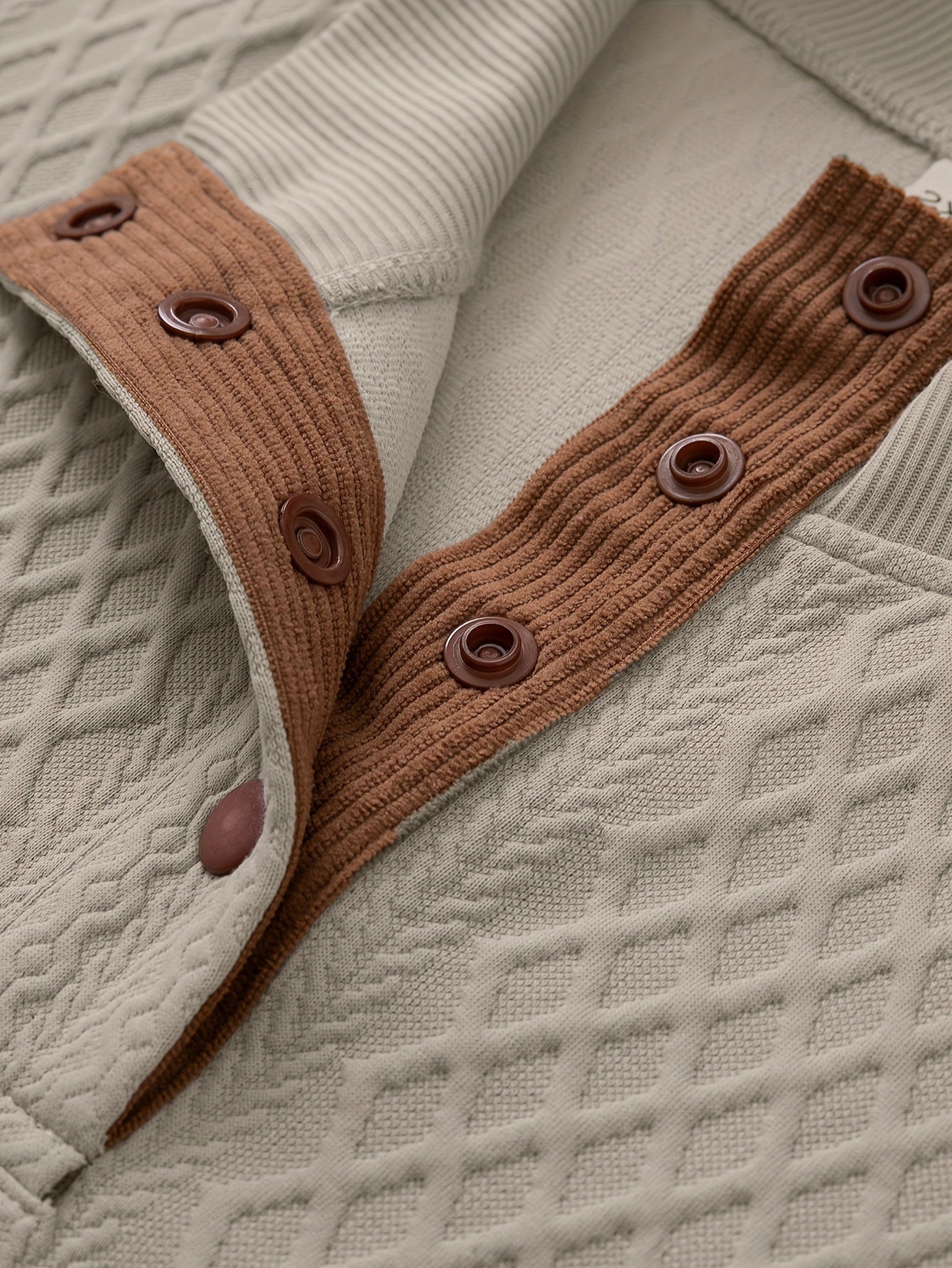 Bej rangdagi geometrik naqshli erkaklar uchun plussiz tasodifiy kardigan sviter, tugmachali old qismi. Bahor va kuz uchun mukammal. Yengil va qulay.