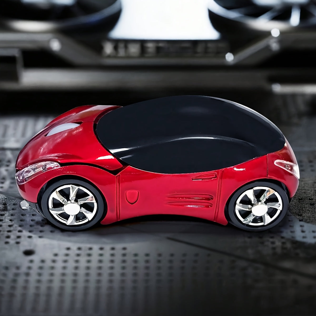 Беспроводная игровая мышь в форме автомобиля с USB 2.4G приемником, бесшумный эргономичный дизайн, регулируемая поддержка запястья, розовая с черными колесами, работающая от батареек, не перезаряжаемая.