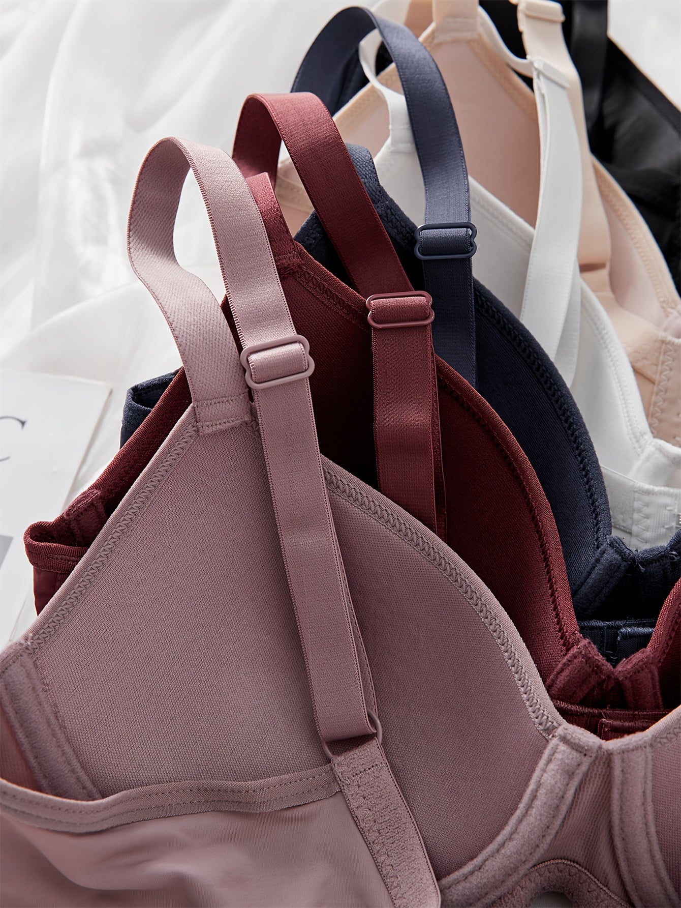 Yengil ko'k va bej rangda 6 ta vintage uslubidagi ayollar uchun push-up brass, yuqori qo'llab-quvvatlash, to'ldirilmagan, simli va yumshoq nylon va elastan aralashmasidan iborat. Qo'l bilan yuvish mumkin.