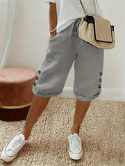 Ayollar uchun bir rangli Capri shimlar, bezakli tugma va chiziqli belbog' bilan