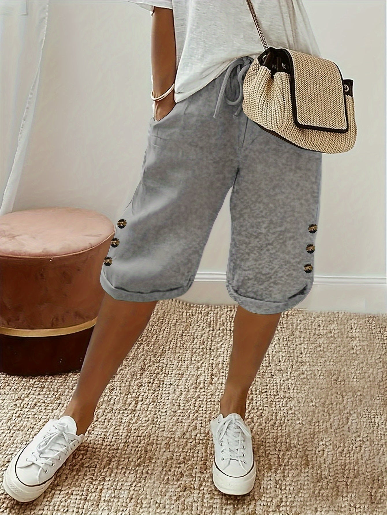 Ayollar uchun bir rangli Capri shimlar, bezakli tugma va chiziqli belbog' bilan