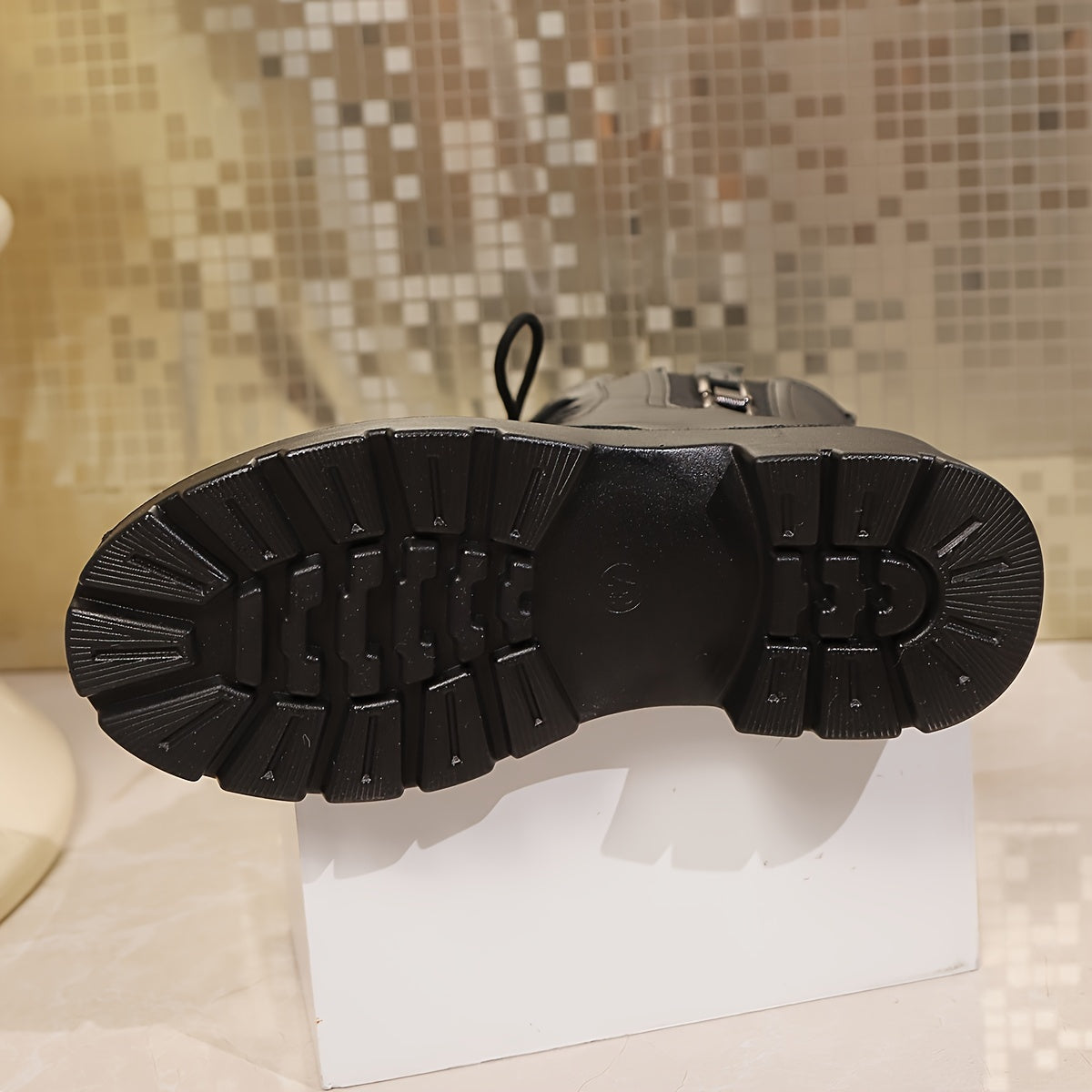 Ayollar uchun qishki sun’iy charmli yopishqoqsiz, oddiy, tizzaga qadar bo‘lgan botinkalar, zippersiz